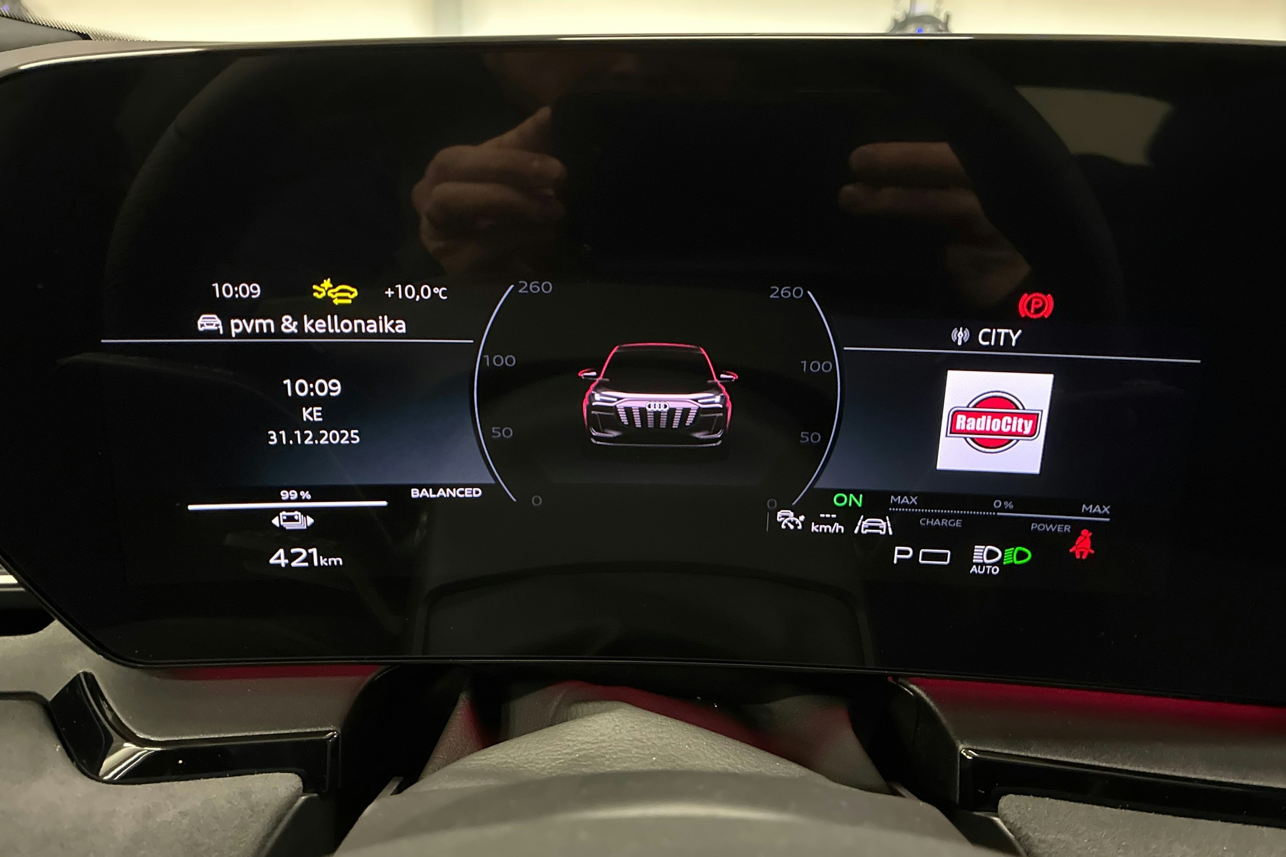 harmaa Audi SQ6 e-tron 2025 kuva 11.