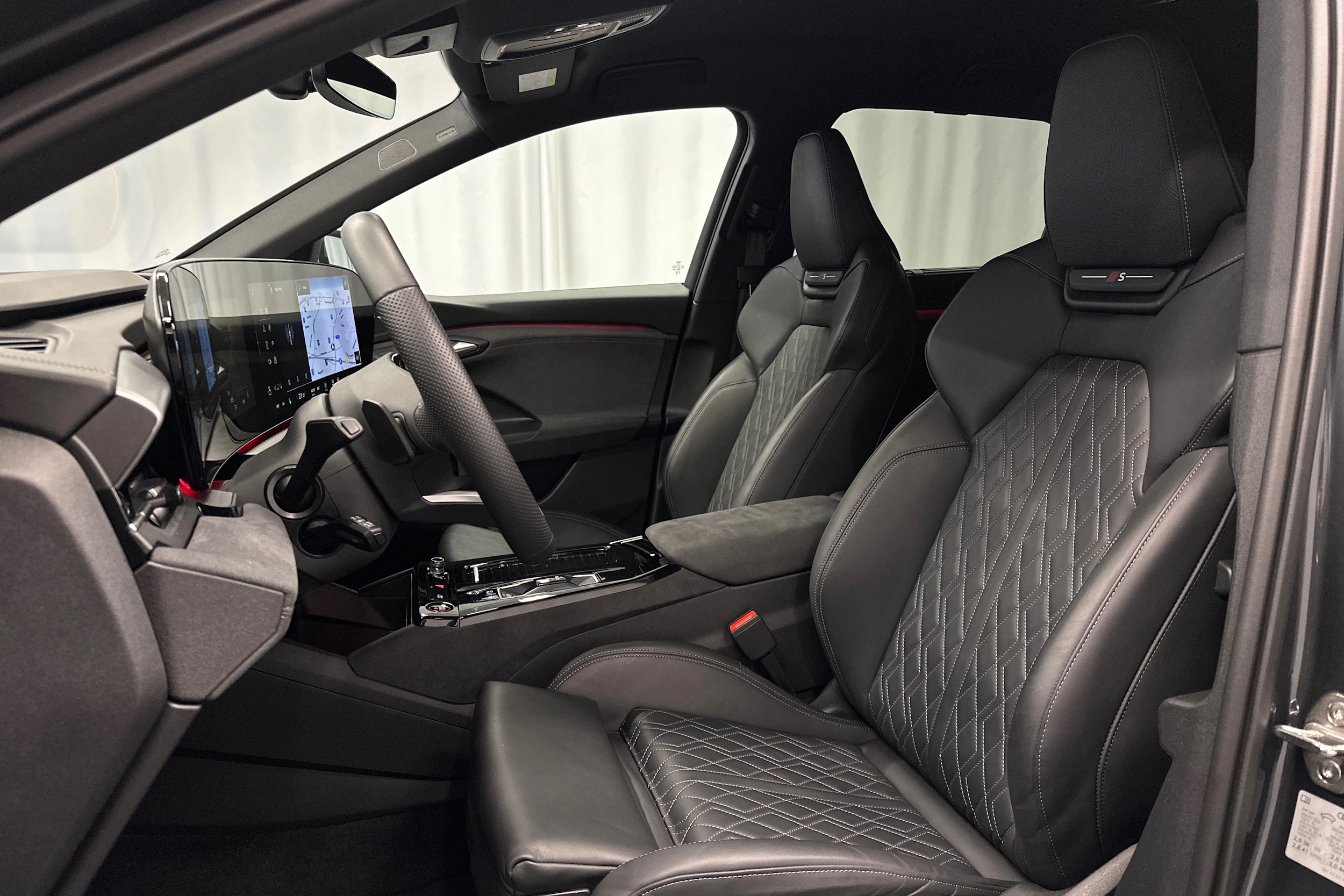 harmaa Audi SQ6 e-tron 2025 kuva 14.