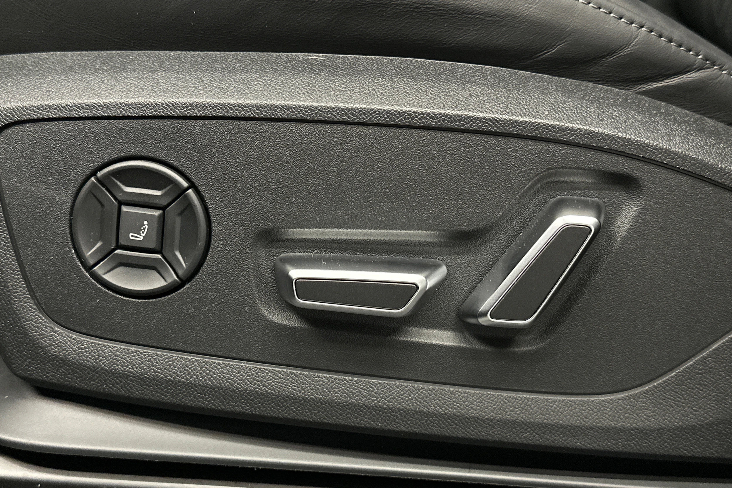 harmaa Audi SQ6 e-tron 2025 kuva 16.