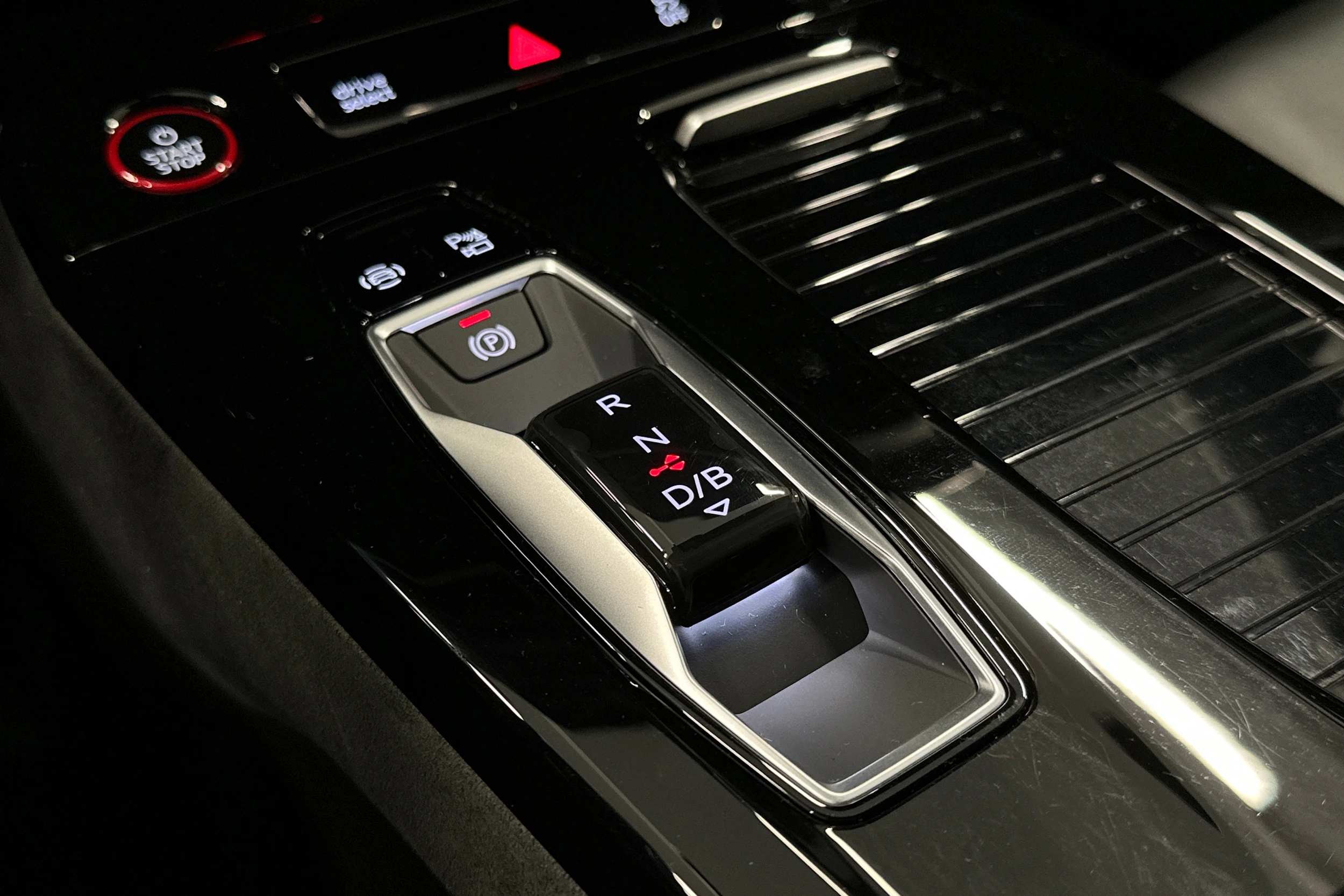 harmaa Audi SQ6 e-tron 2025 kuva 39.