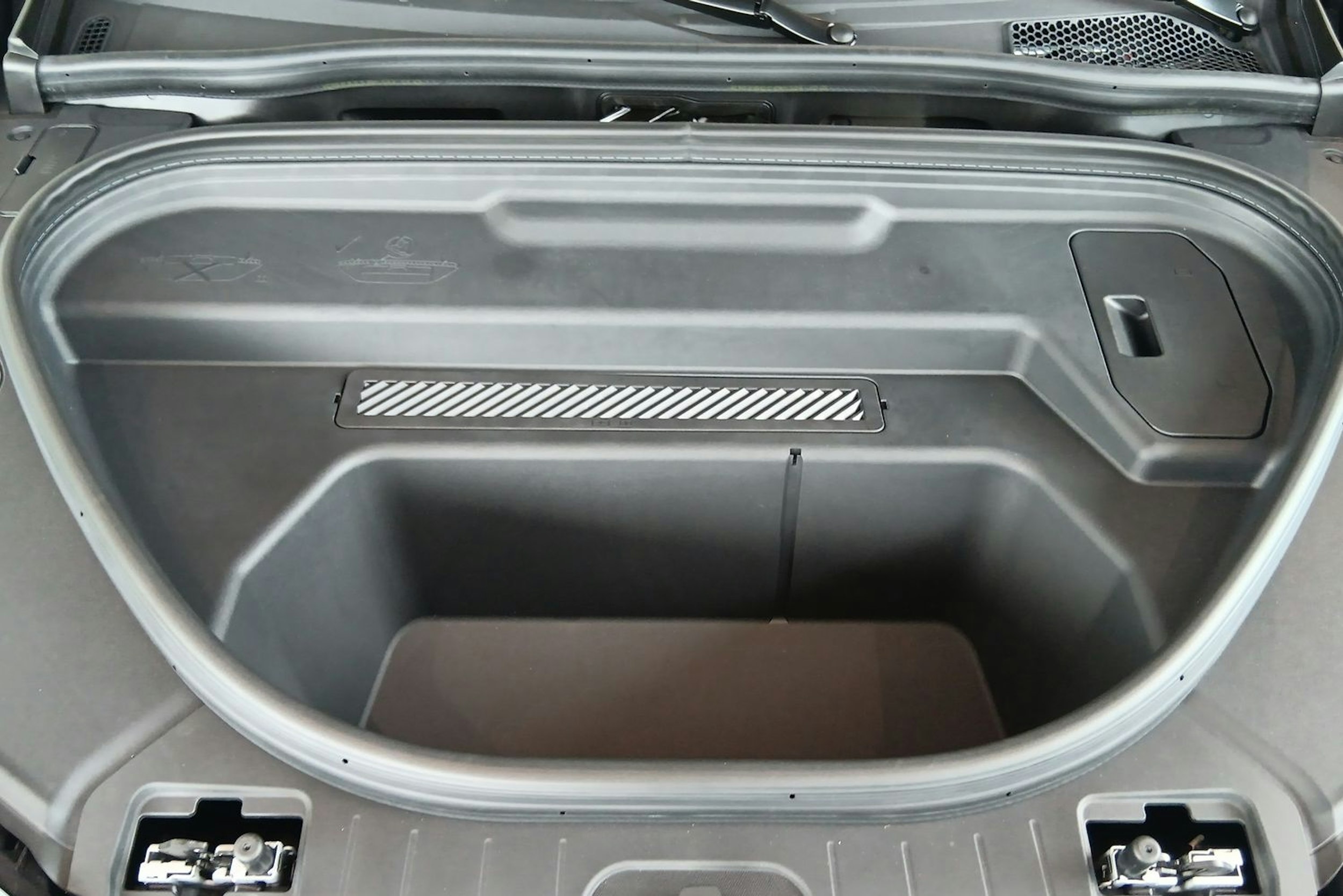 daytona harmaa Audi SQ6 e-tron 2025 kuva 24.