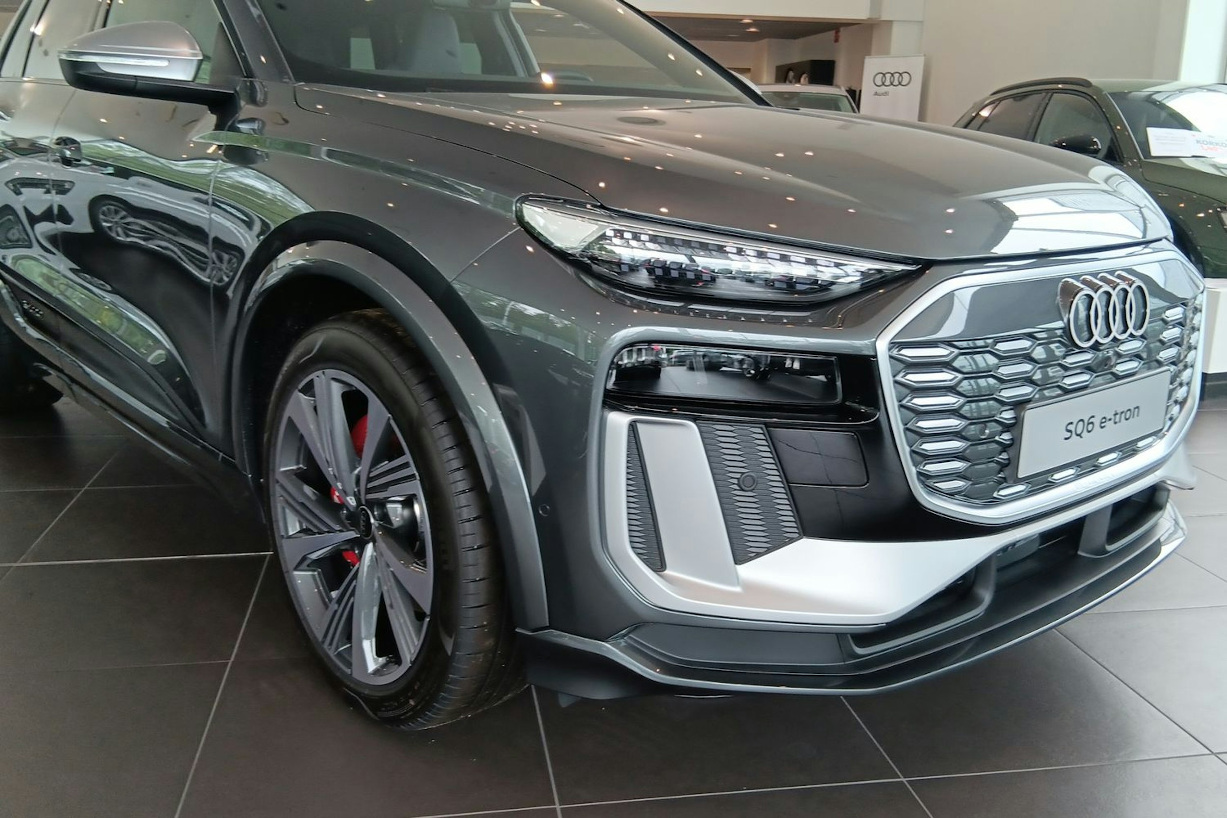 daytona harmaa Audi SQ6 e-tron 2025 kuva 29.