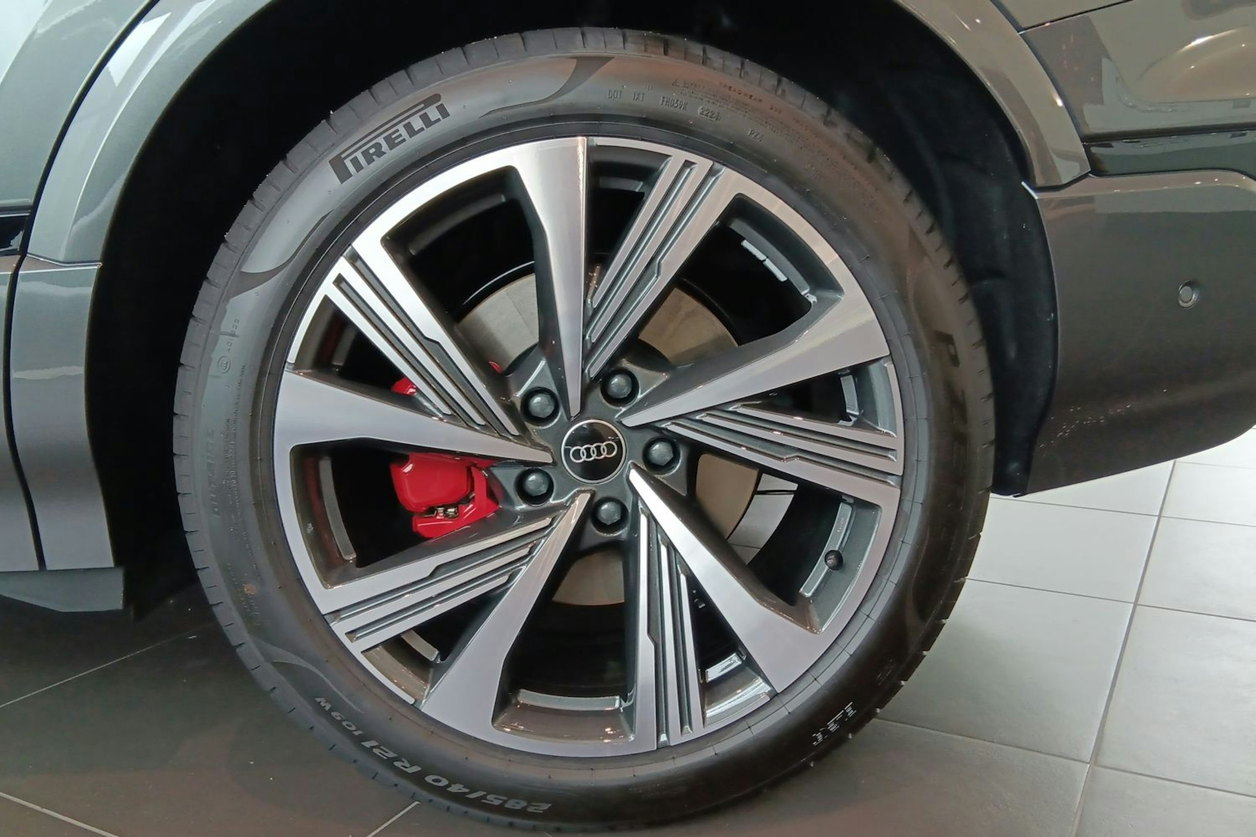 daytona harmaa Audi SQ6 e-tron 2025 kuva 31.