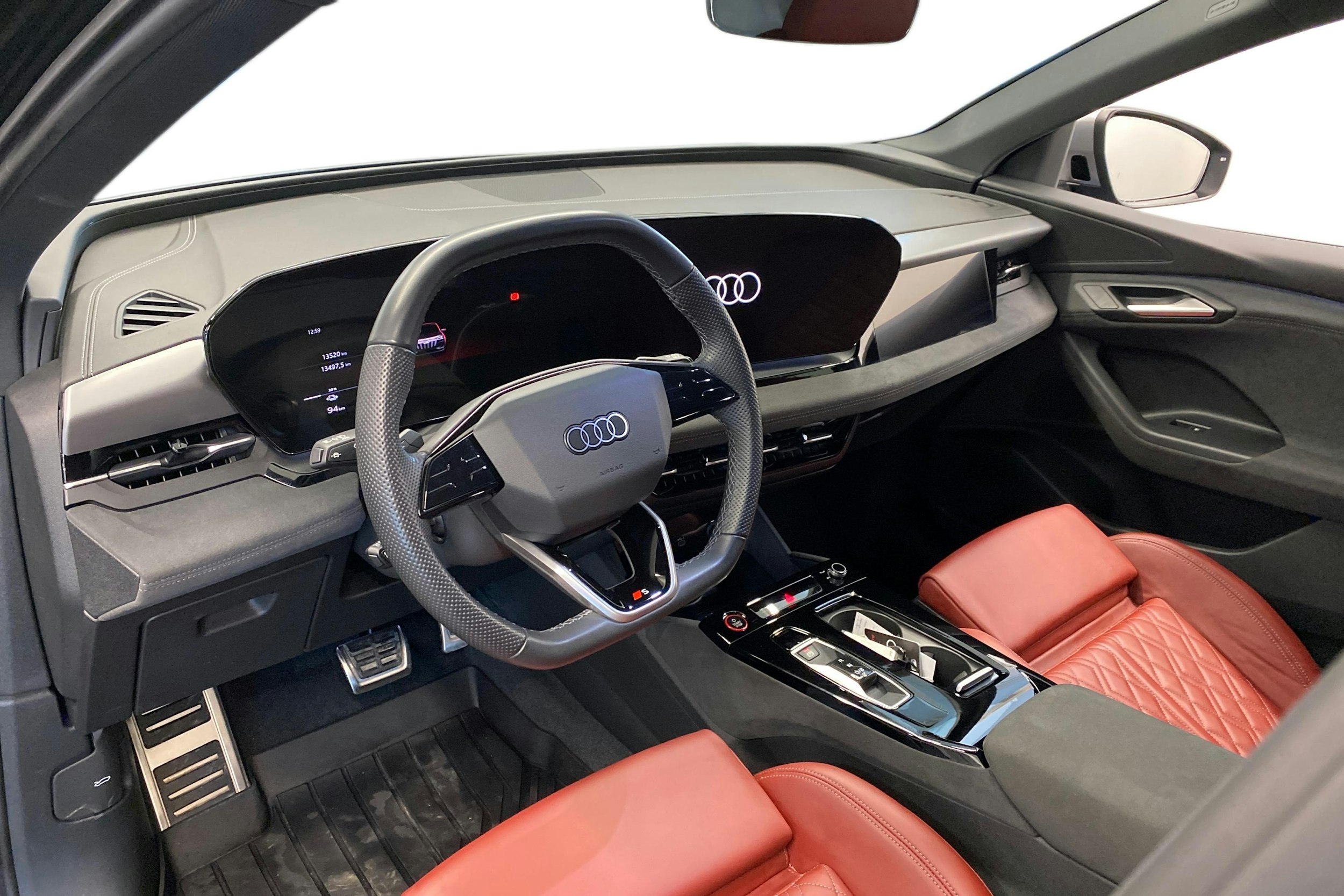 Musta Audi SQ6 e-tron 2025 kuva 6.