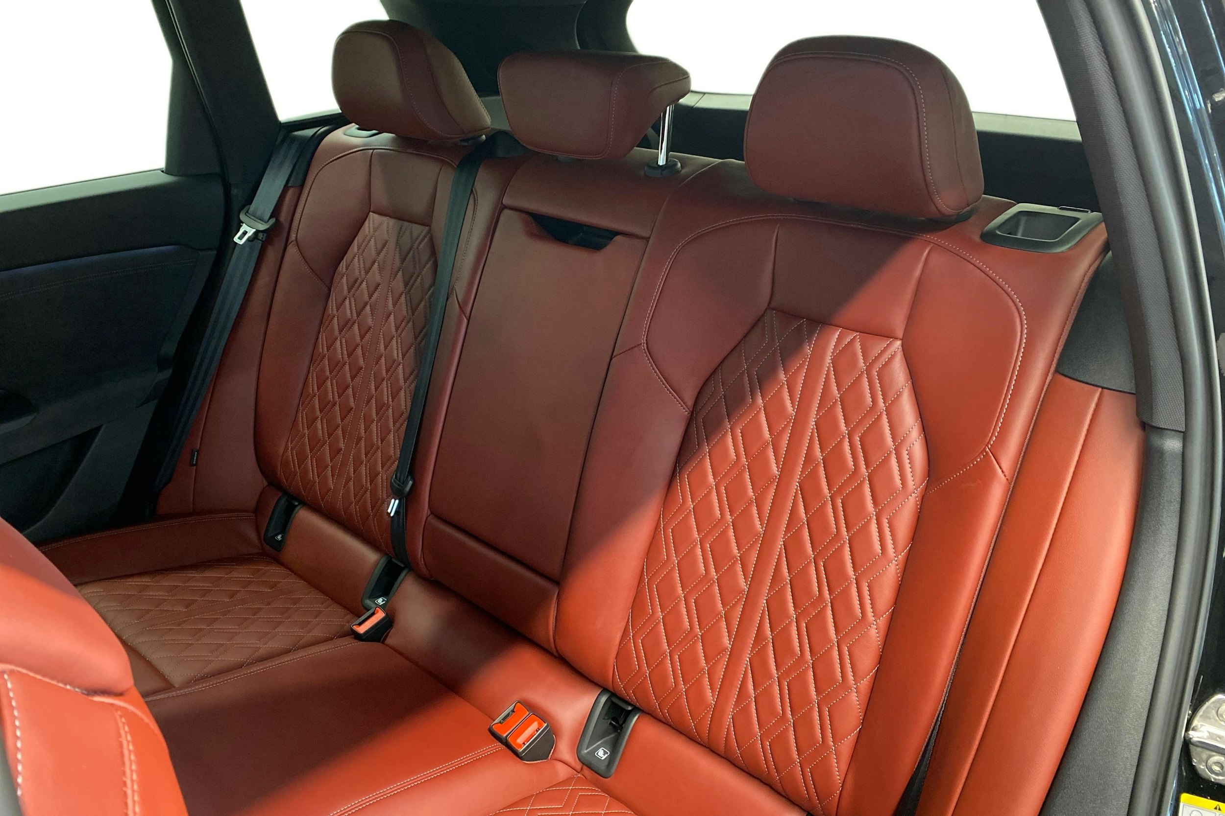 Musta Audi SQ6 e-tron 2025 kuva 8.