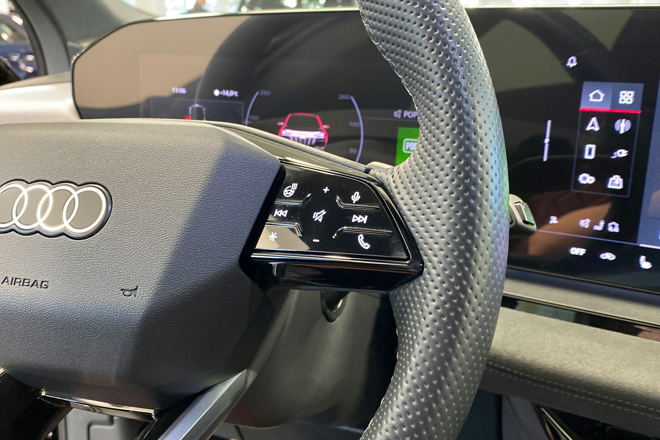 Musta Audi SQ6 e-tron 2025 kuva 13.