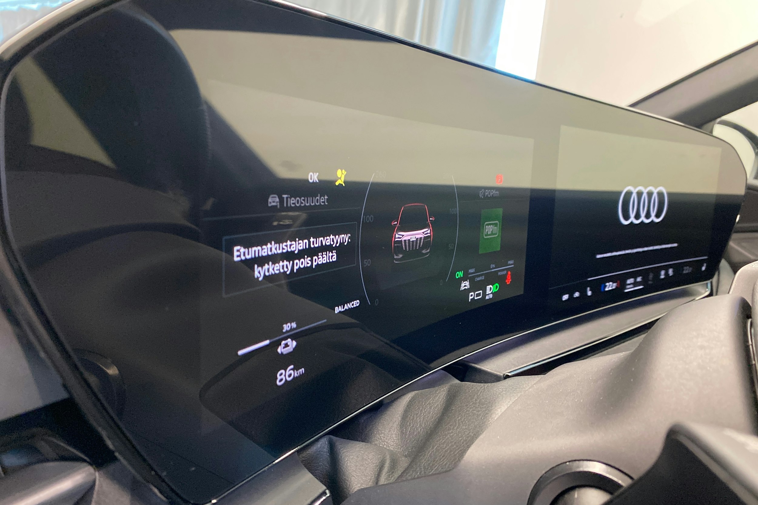 Musta Audi SQ6 e-tron 2025 kuva 15.