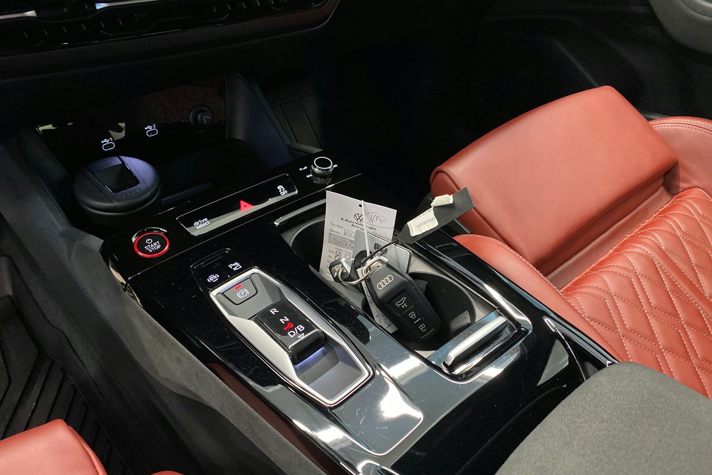 Musta Audi SQ6 e-tron 2025 kuva 16.