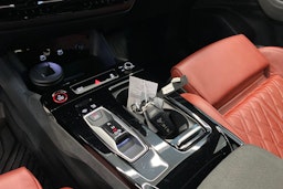 Musta Audi SQ6 e-tron 2025 kuva 16.