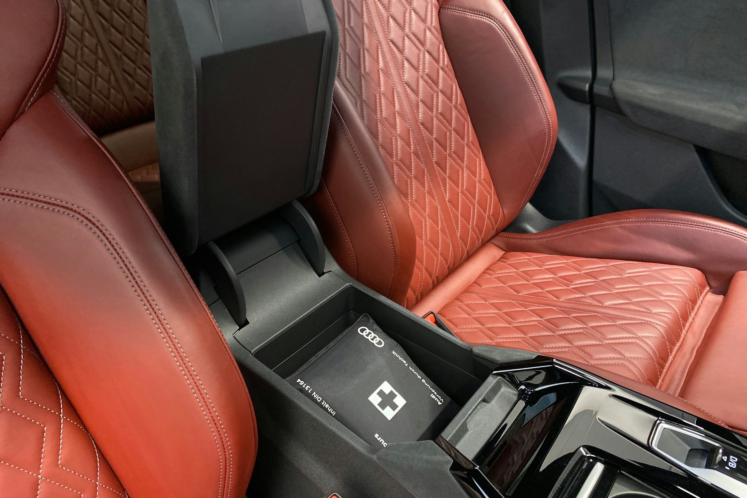 Musta Audi SQ6 e-tron 2025 kuva 20.