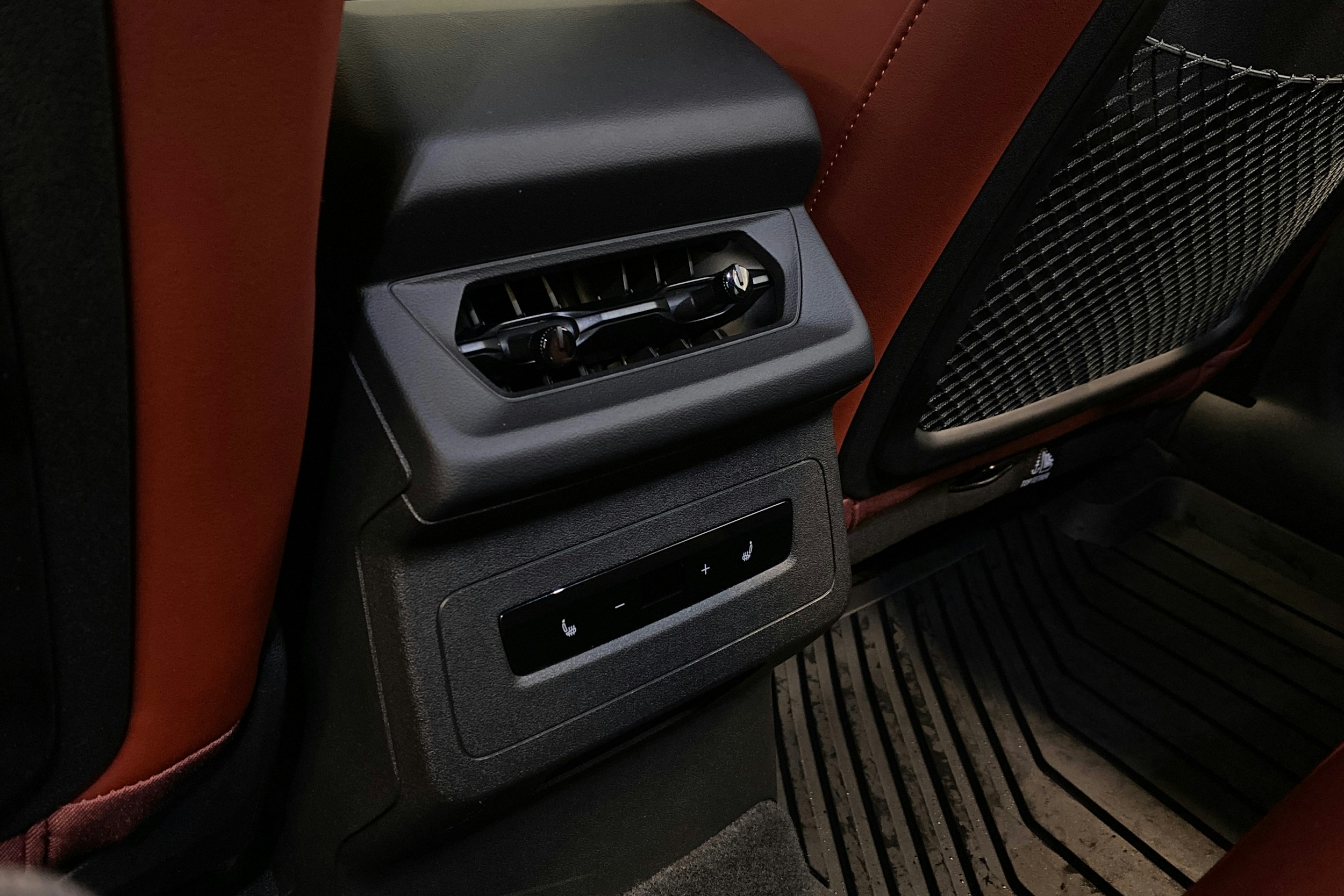 Musta Audi SQ6 e-tron 2025 kuva 21.