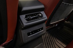 Musta Audi SQ6 e-tron 2025 kuva 21.