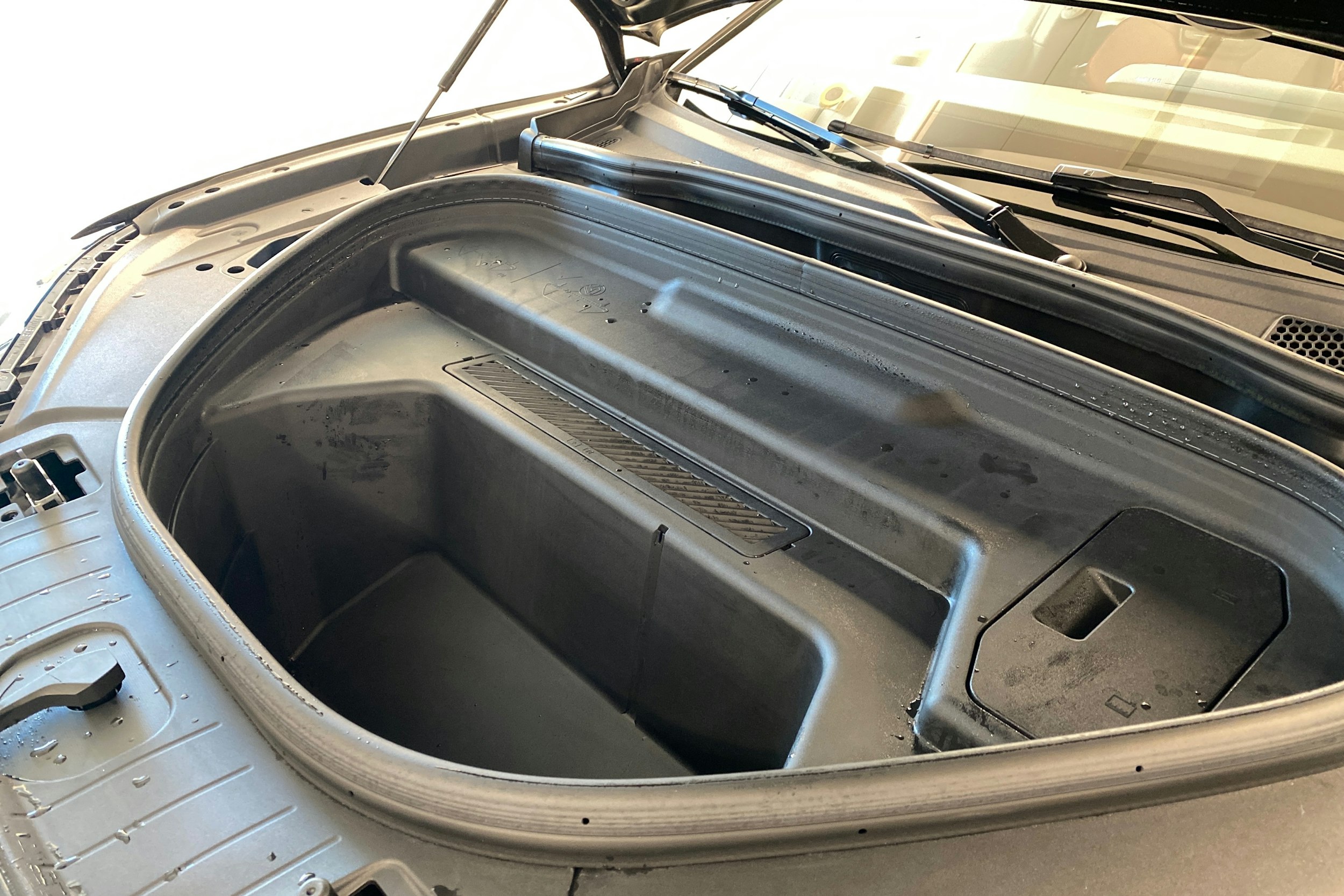 Musta Audi SQ6 e-tron 2025 kuva 22.