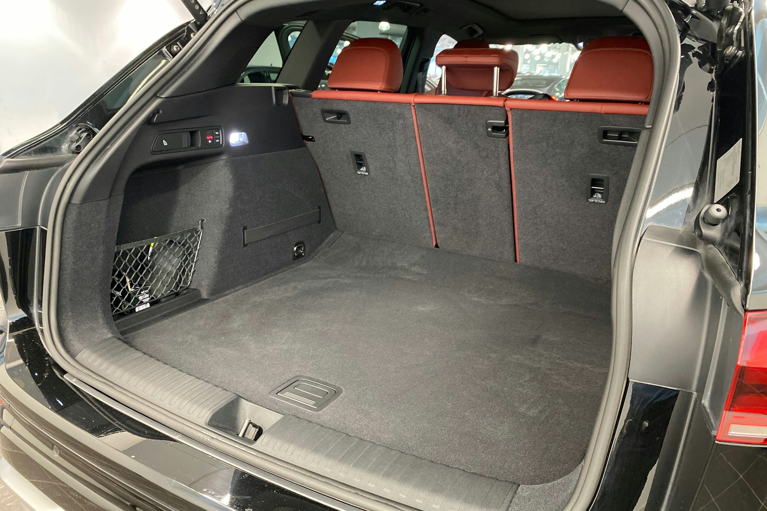 Musta Audi SQ6 e-tron 2025 kuva 23.