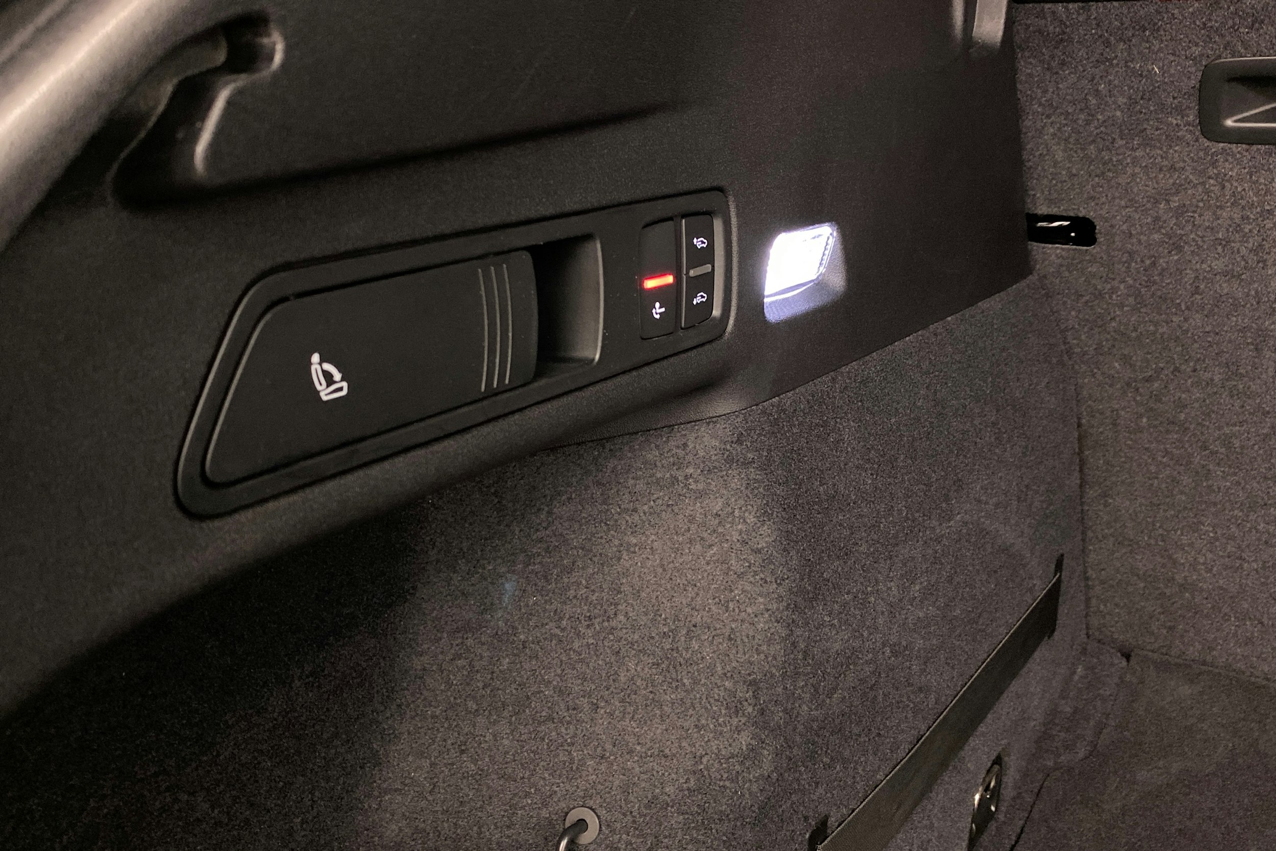 Musta Audi SQ6 e-tron 2025 kuva 24.