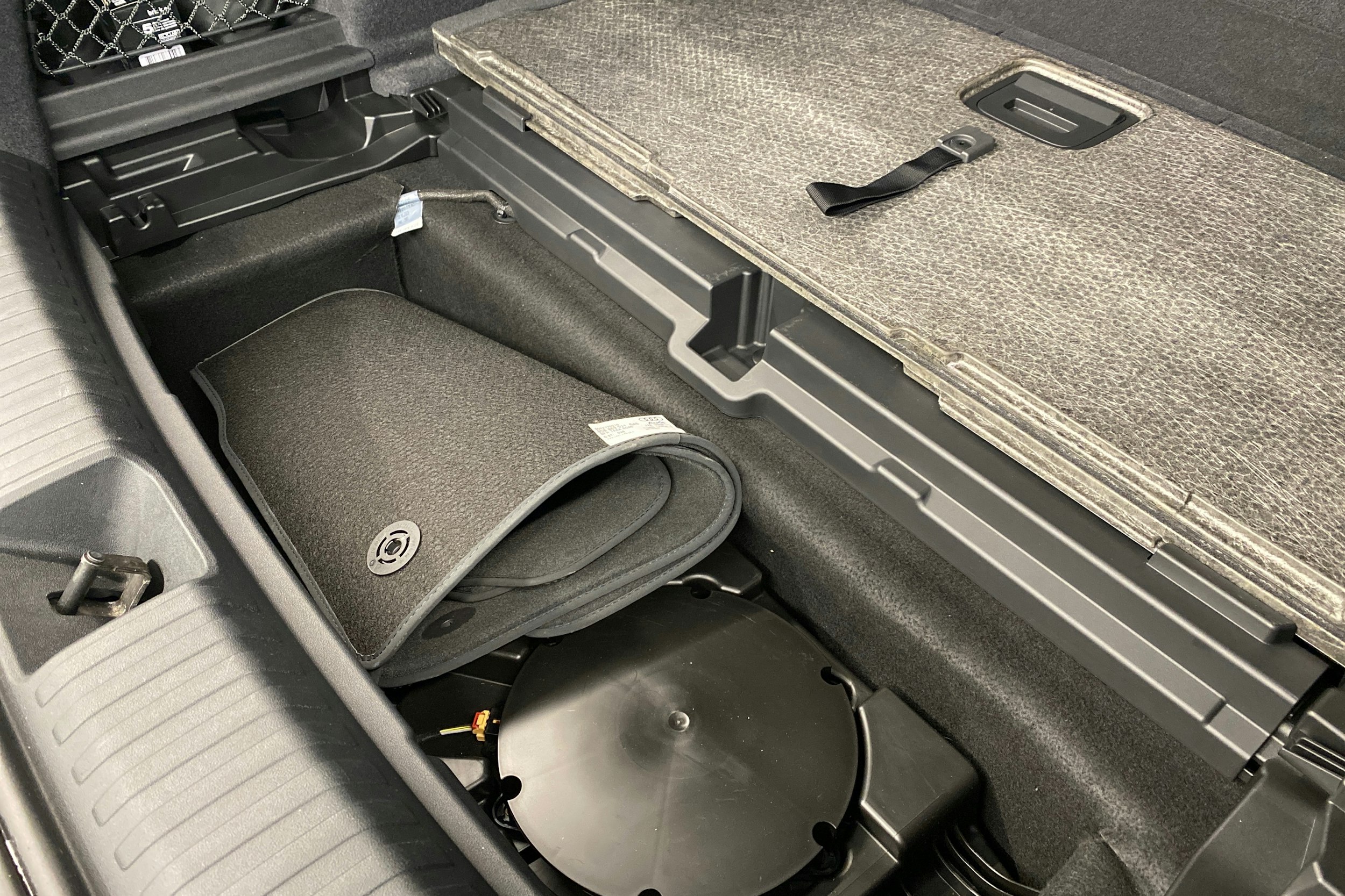 Musta Audi SQ6 e-tron 2025 kuva 26.