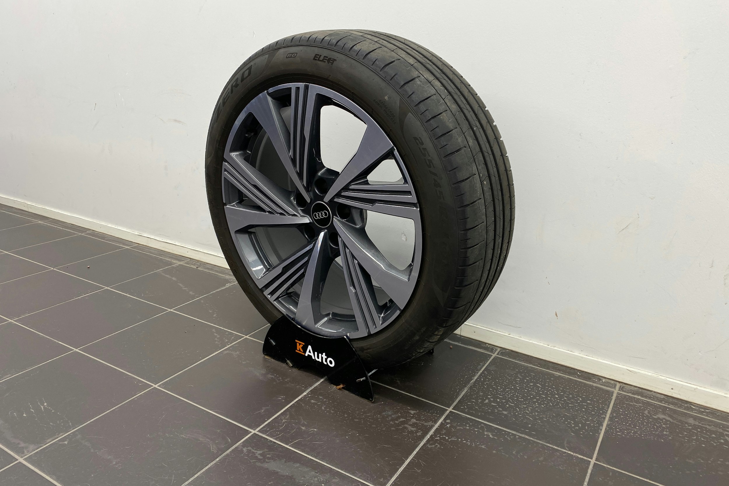 Musta Audi SQ6 e-tron 2025 kuva 27.