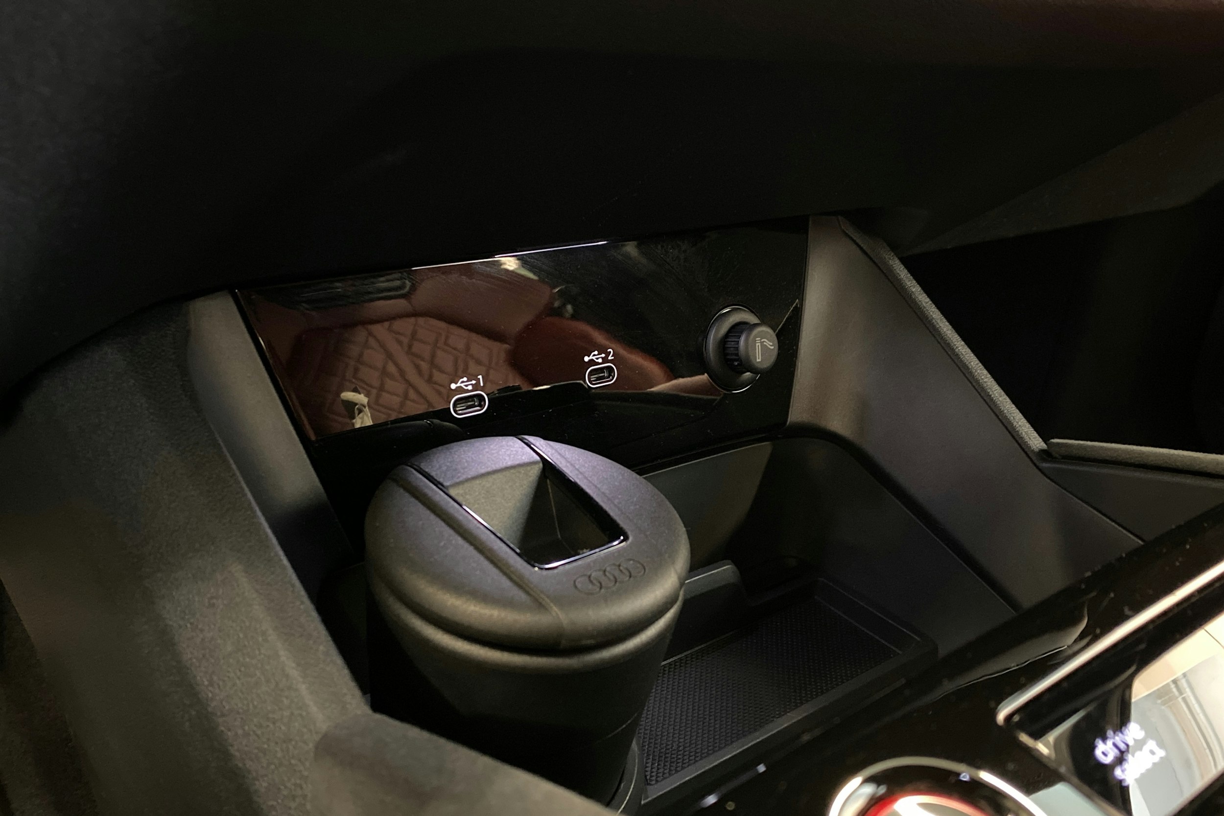 Musta Audi SQ6 e-tron 2025 kuva 31.