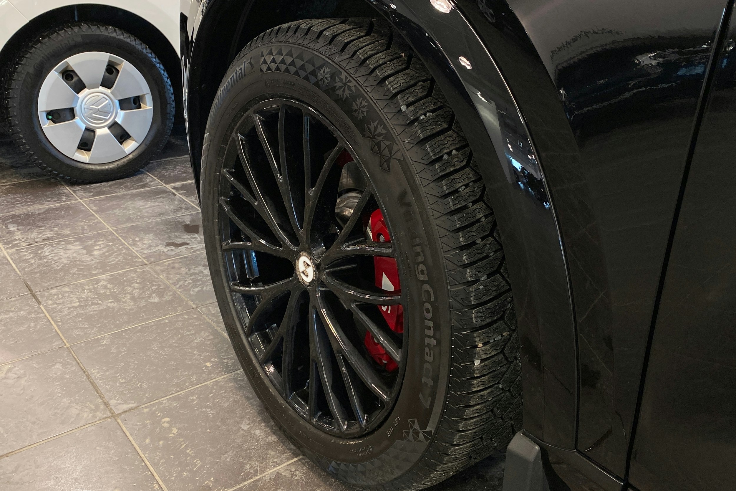 Musta Audi SQ6 e-tron 2025 kuva 34.