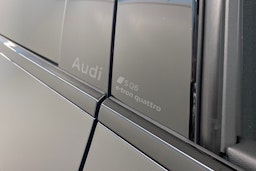 Musta Audi SQ6 e-tron 2025 kuva 37.