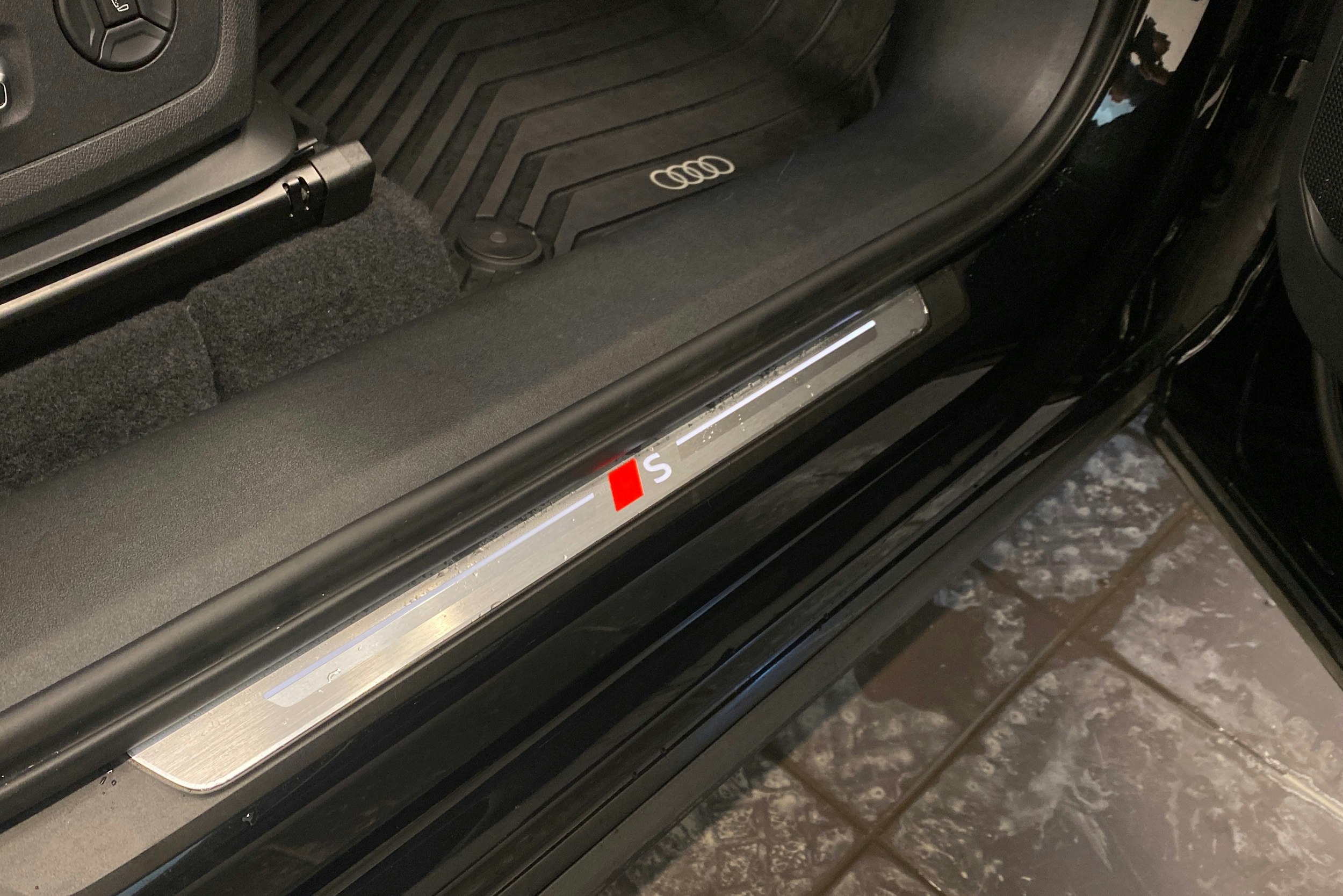 Musta Audi SQ6 e-tron 2025 kuva 38.