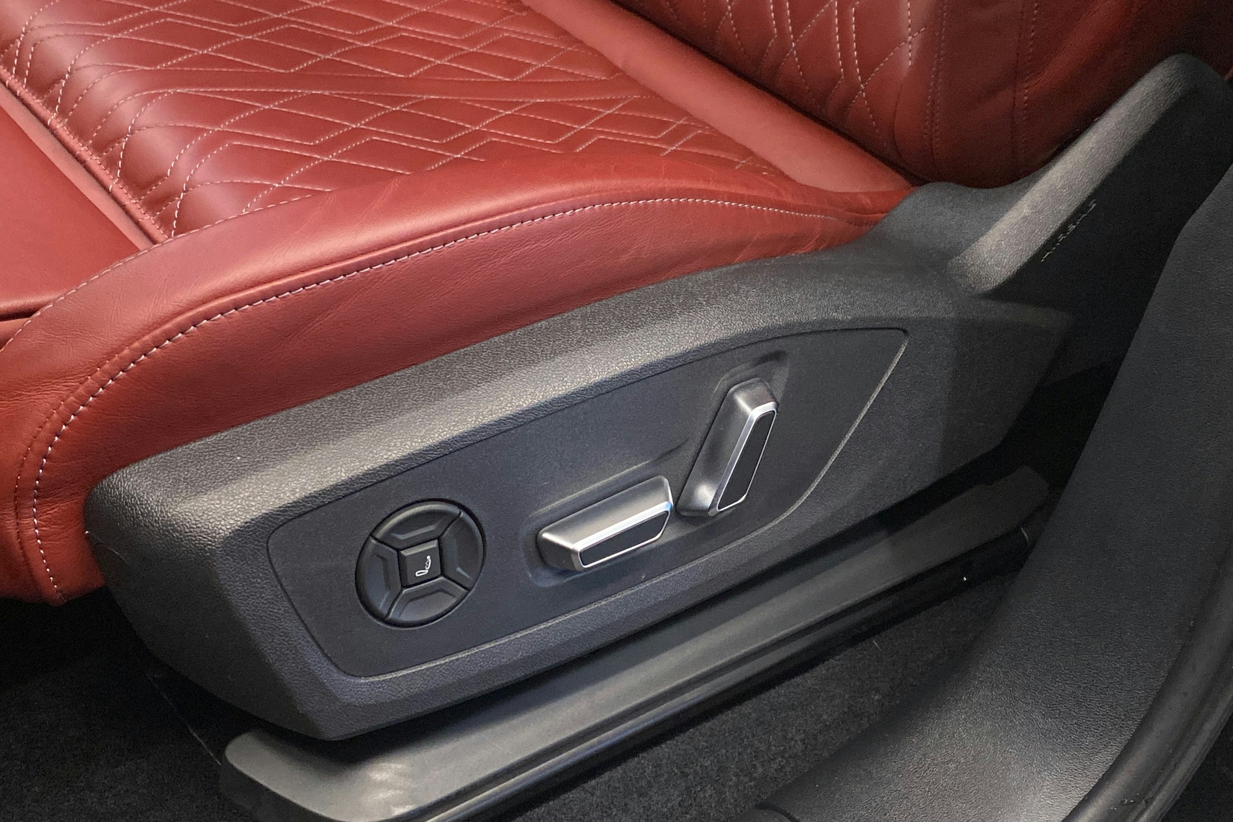 Musta Audi SQ6 e-tron 2025 kuva 40.