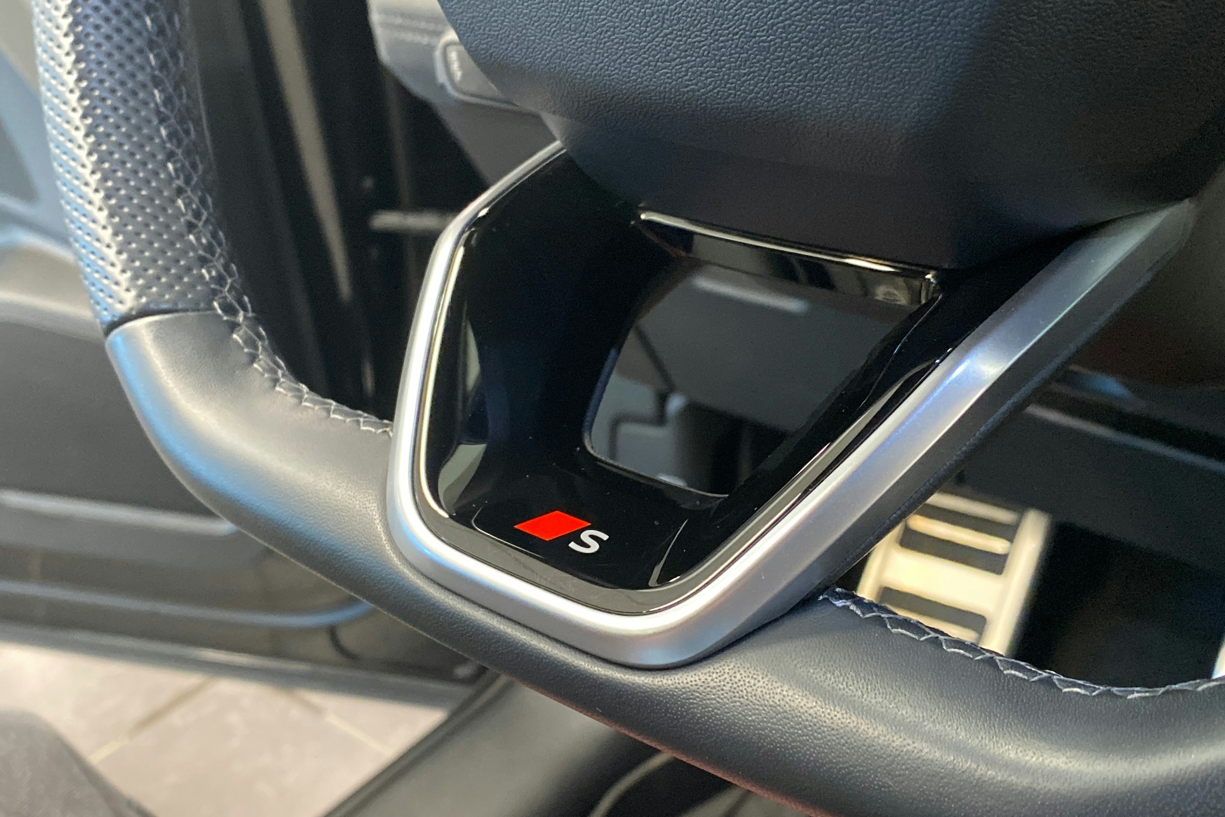 Musta Audi SQ6 e-tron 2025 kuva 41.