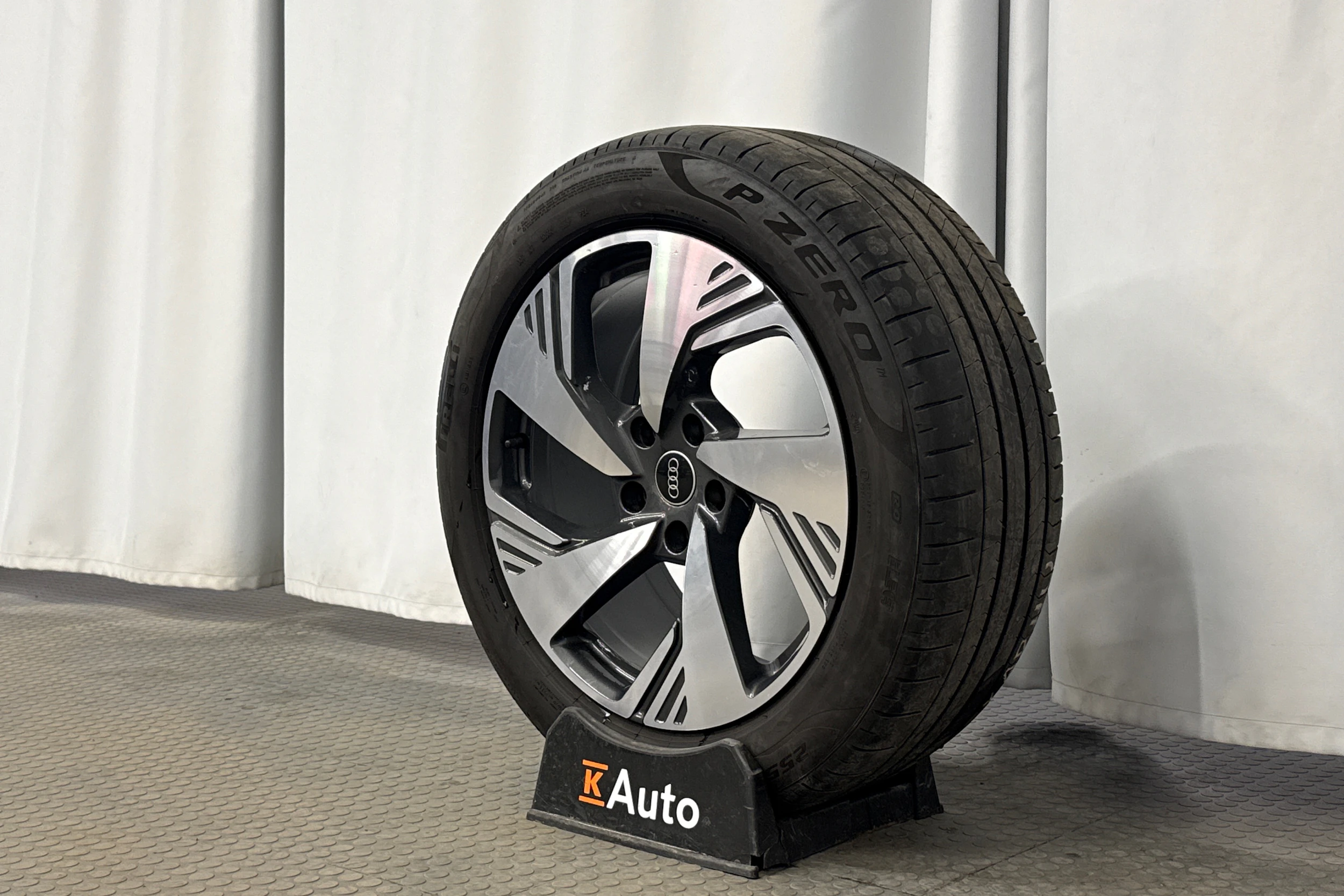 harmaa Audi SQ6 e-tron 2025 kuva 10.