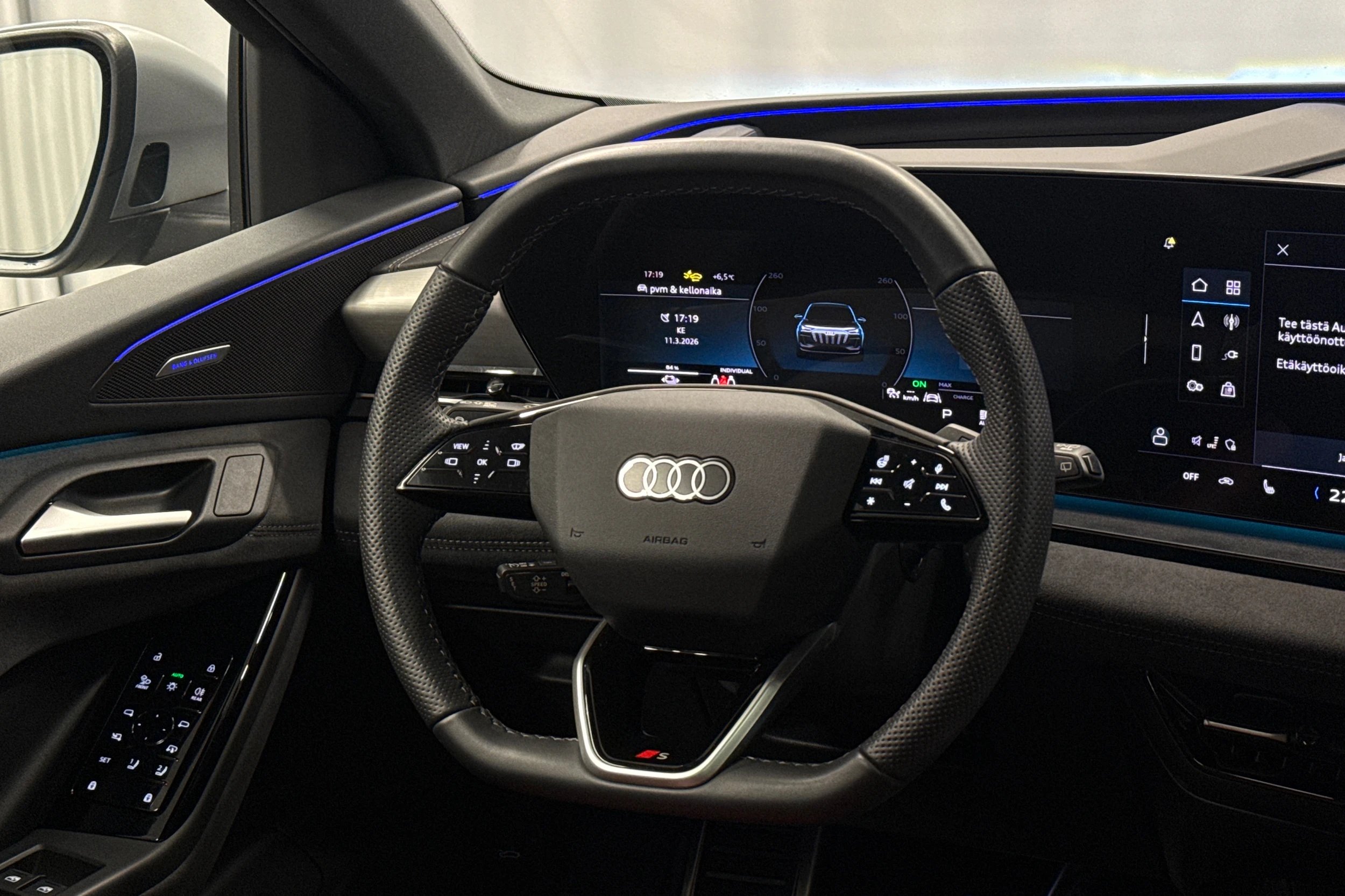 harmaa Audi SQ6 e-tron 2025 kuva 11.