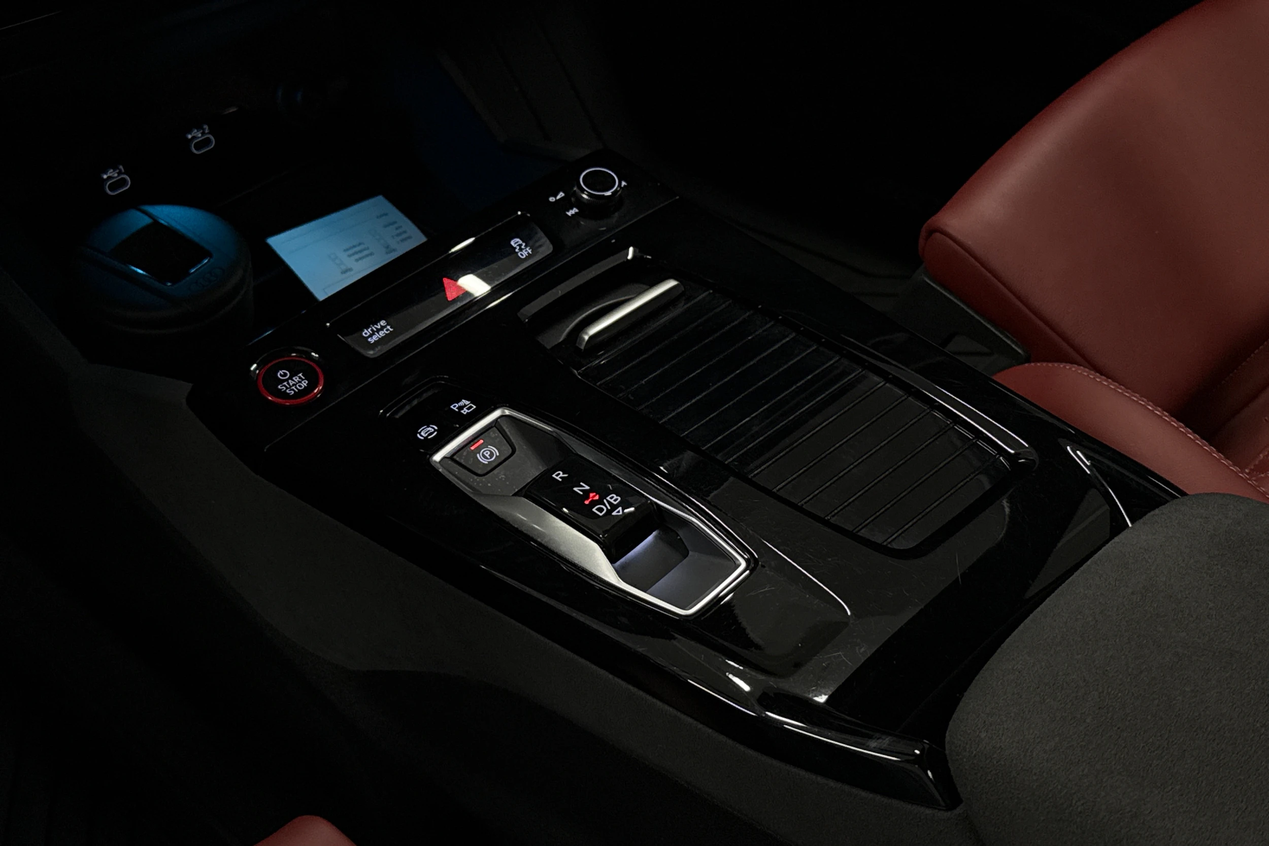 harmaa Audi SQ6 e-tron 2025 kuva 25.