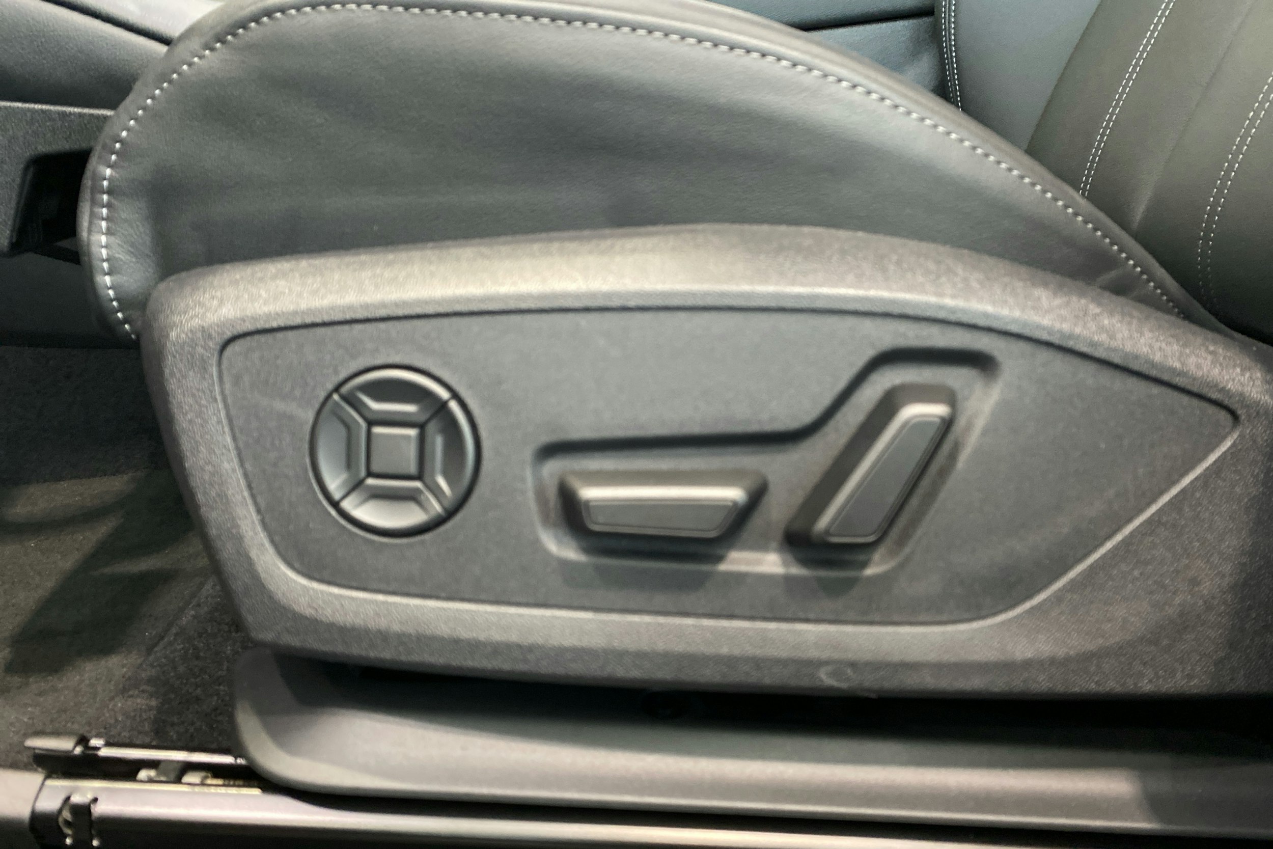 sininen Audi SQ6 e-tron 2025 kuva 19.