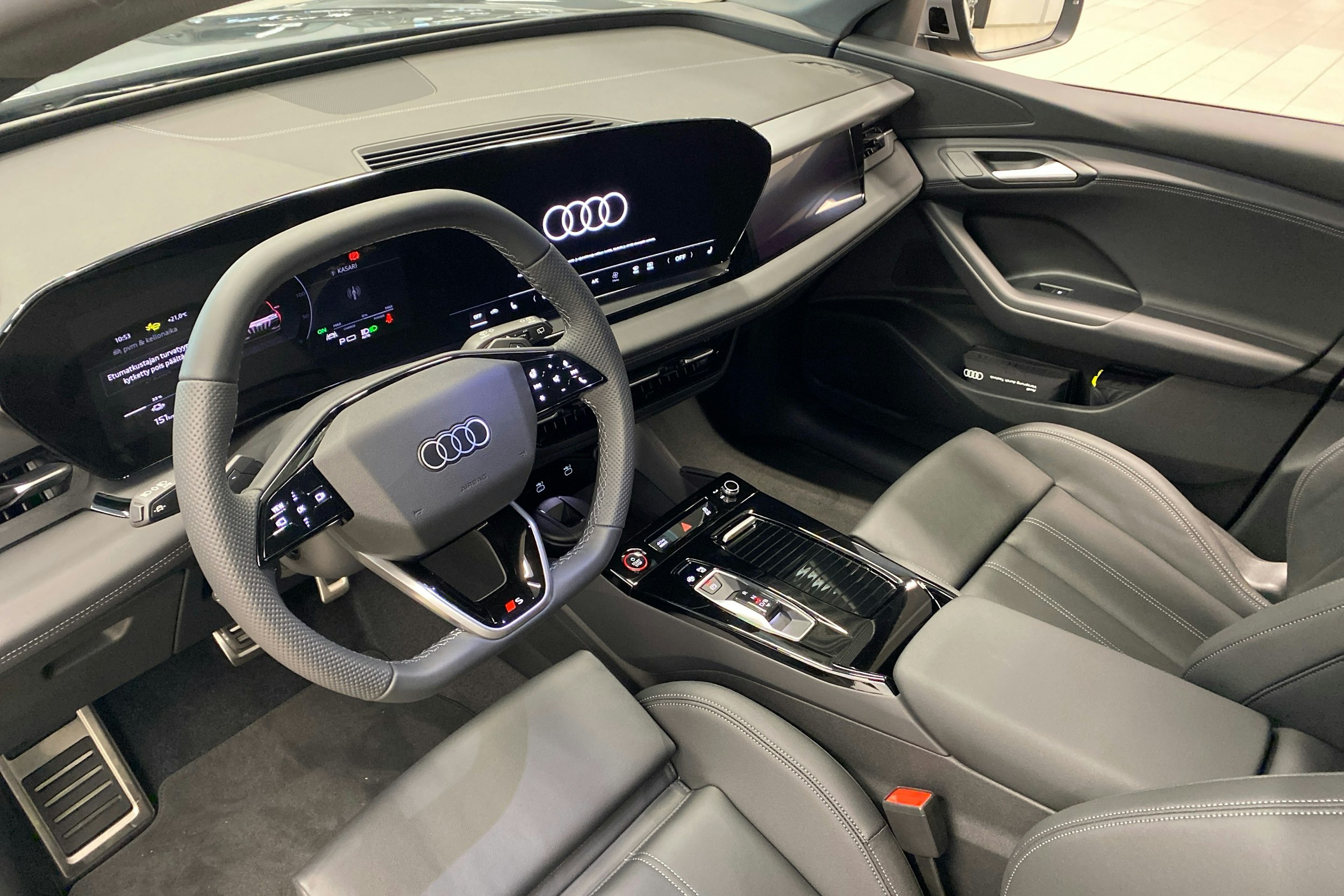 met. harmaa Audi SQ6 e-tron 2025 kuva 6.