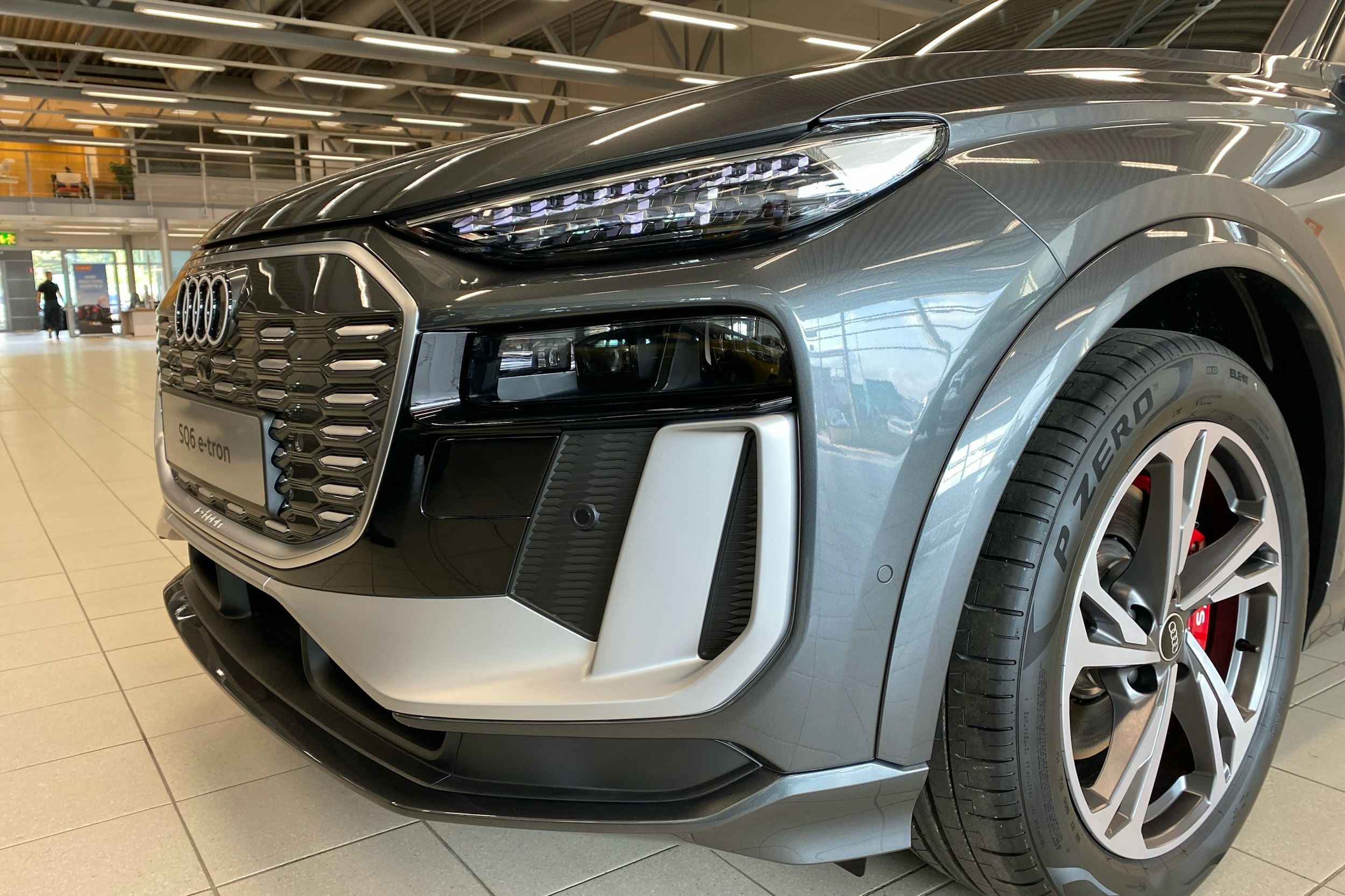 met. harmaa Audi SQ6 e-tron 2025 kuva 10.
