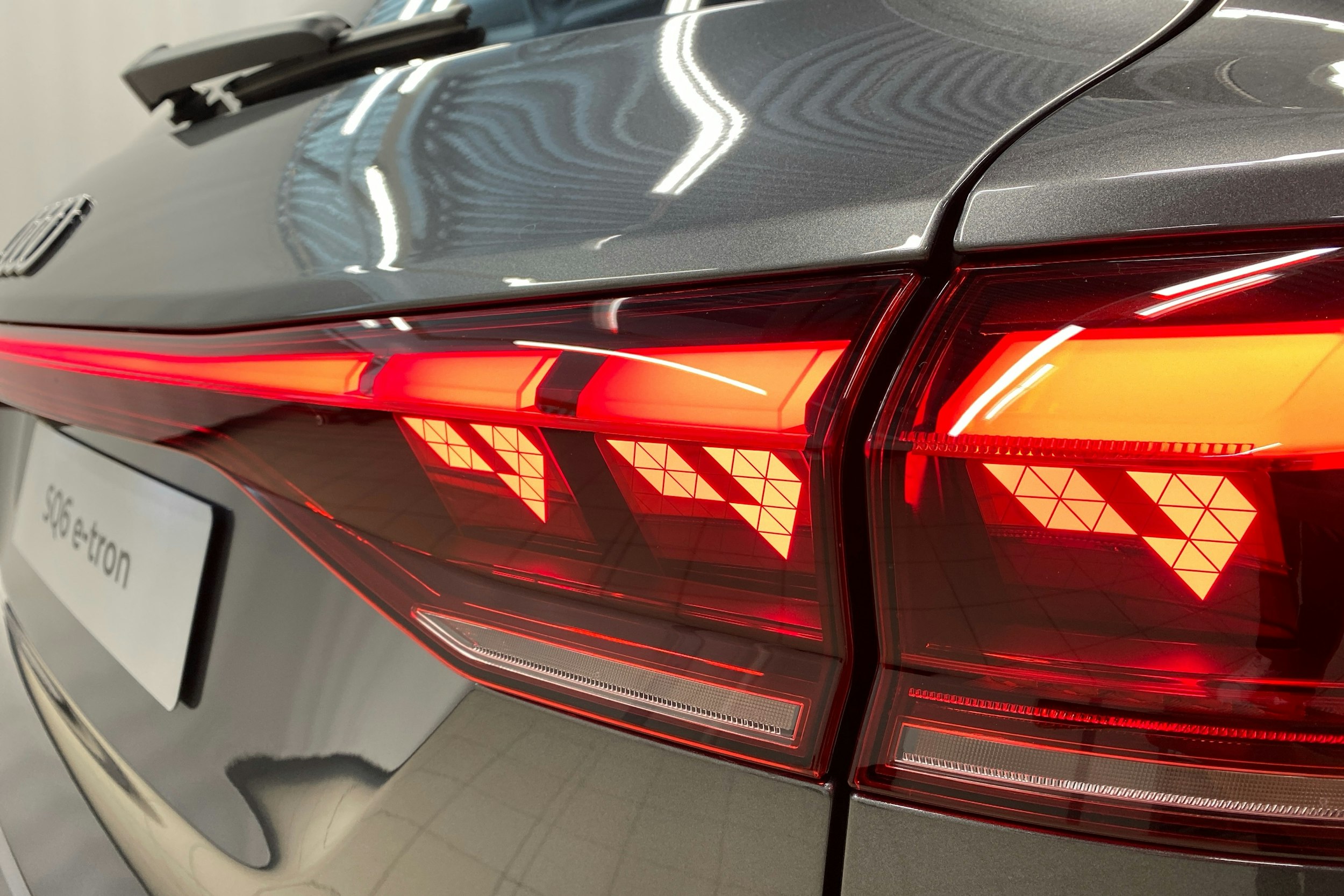 met. harmaa Audi SQ6 e-tron 2025 kuva 12.