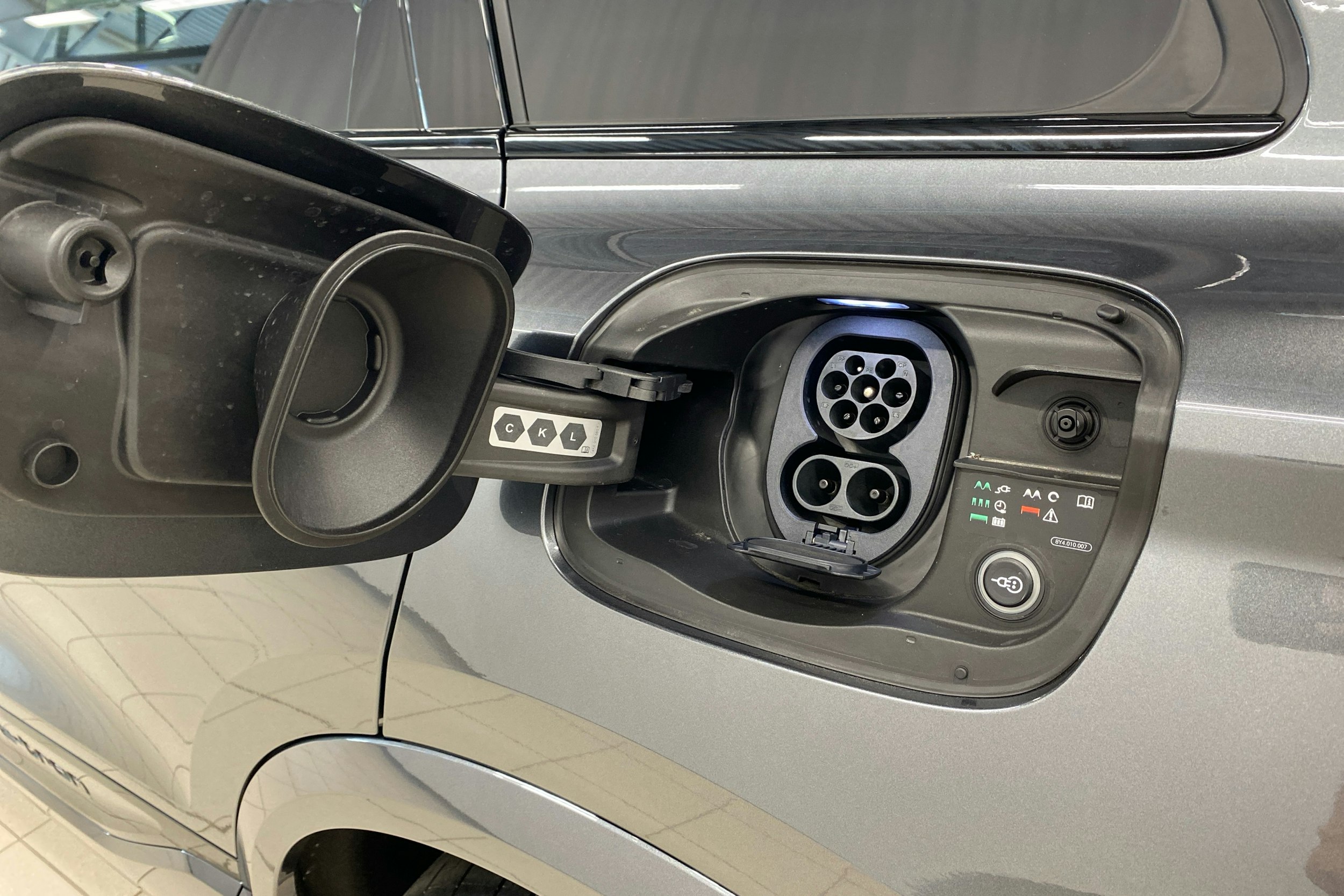 met. harmaa Audi SQ6 e-tron 2025 kuva 16.