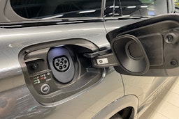 met. harmaa Audi SQ6 e-tron 2025 kuva 17.