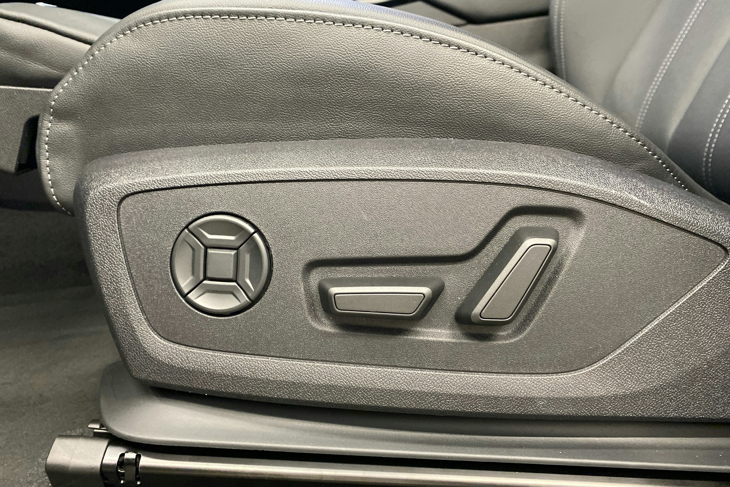 met. harmaa Audi SQ6 e-tron 2025 kuva 18.
