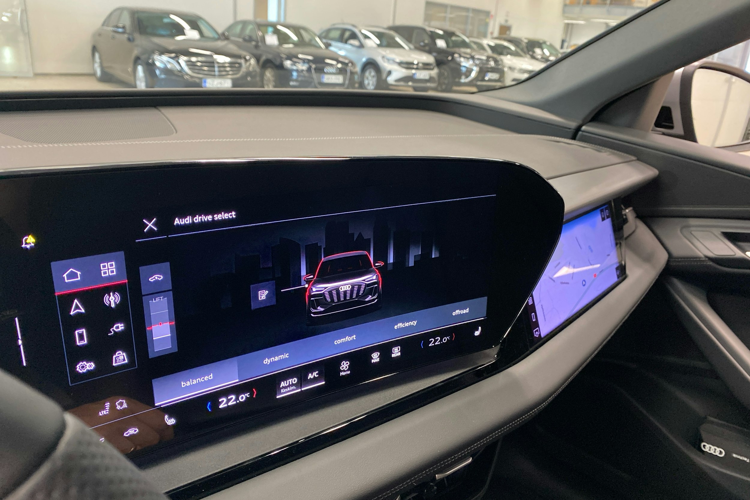 met. harmaa Audi SQ6 e-tron 2025 kuva 21.