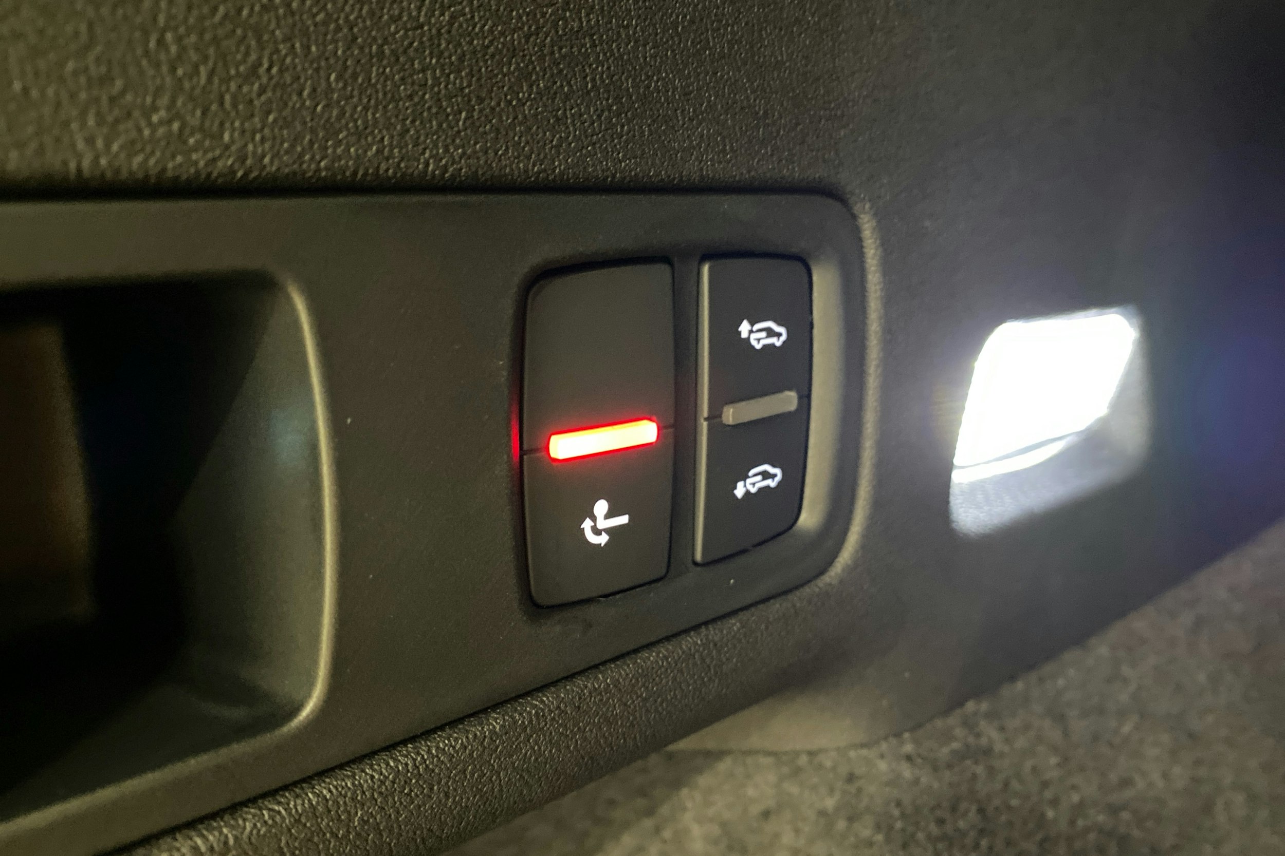 met. harmaa Audi SQ6 e-tron 2025 kuva 24.