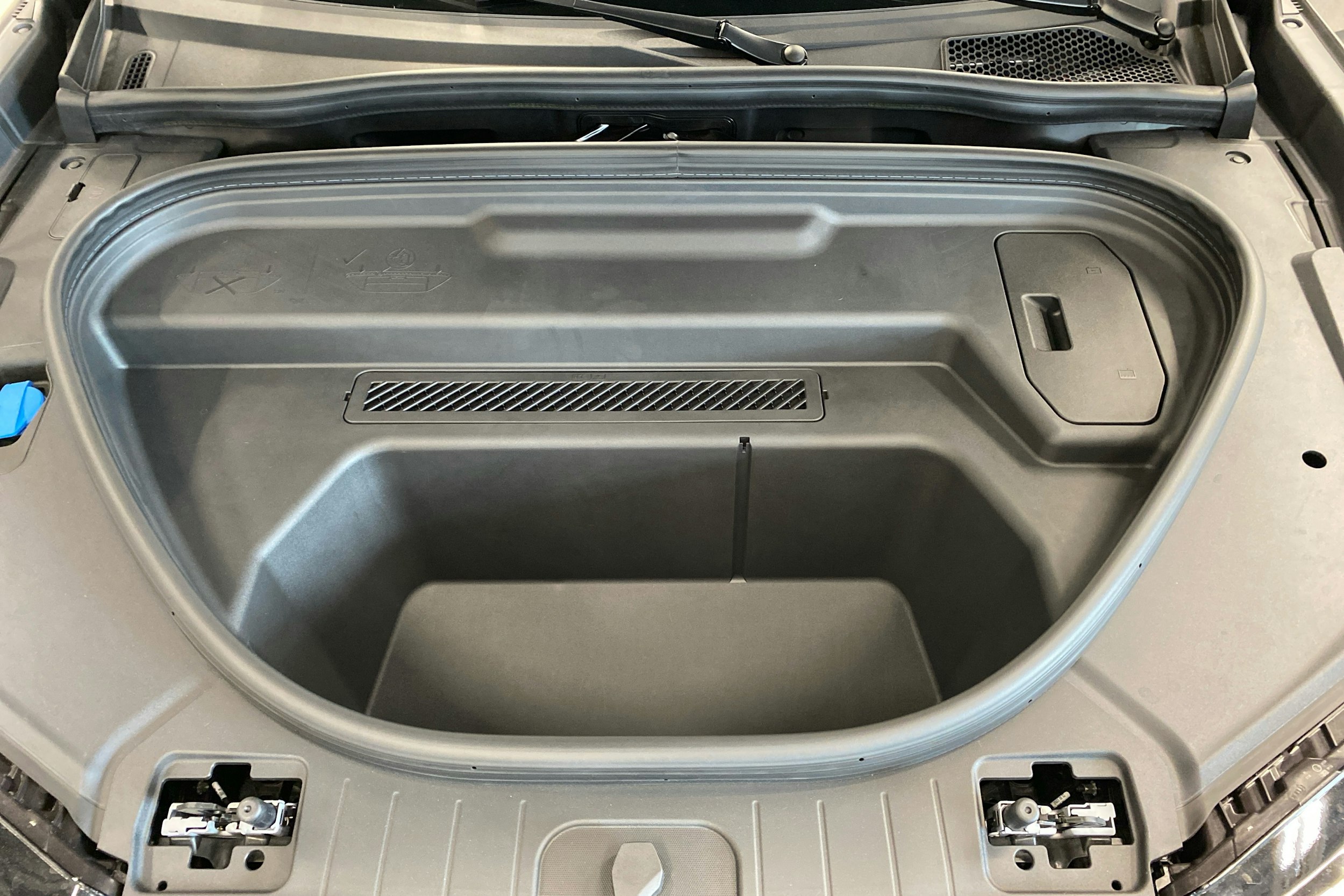 met. harmaa Audi SQ6 e-tron 2025 kuva 27.