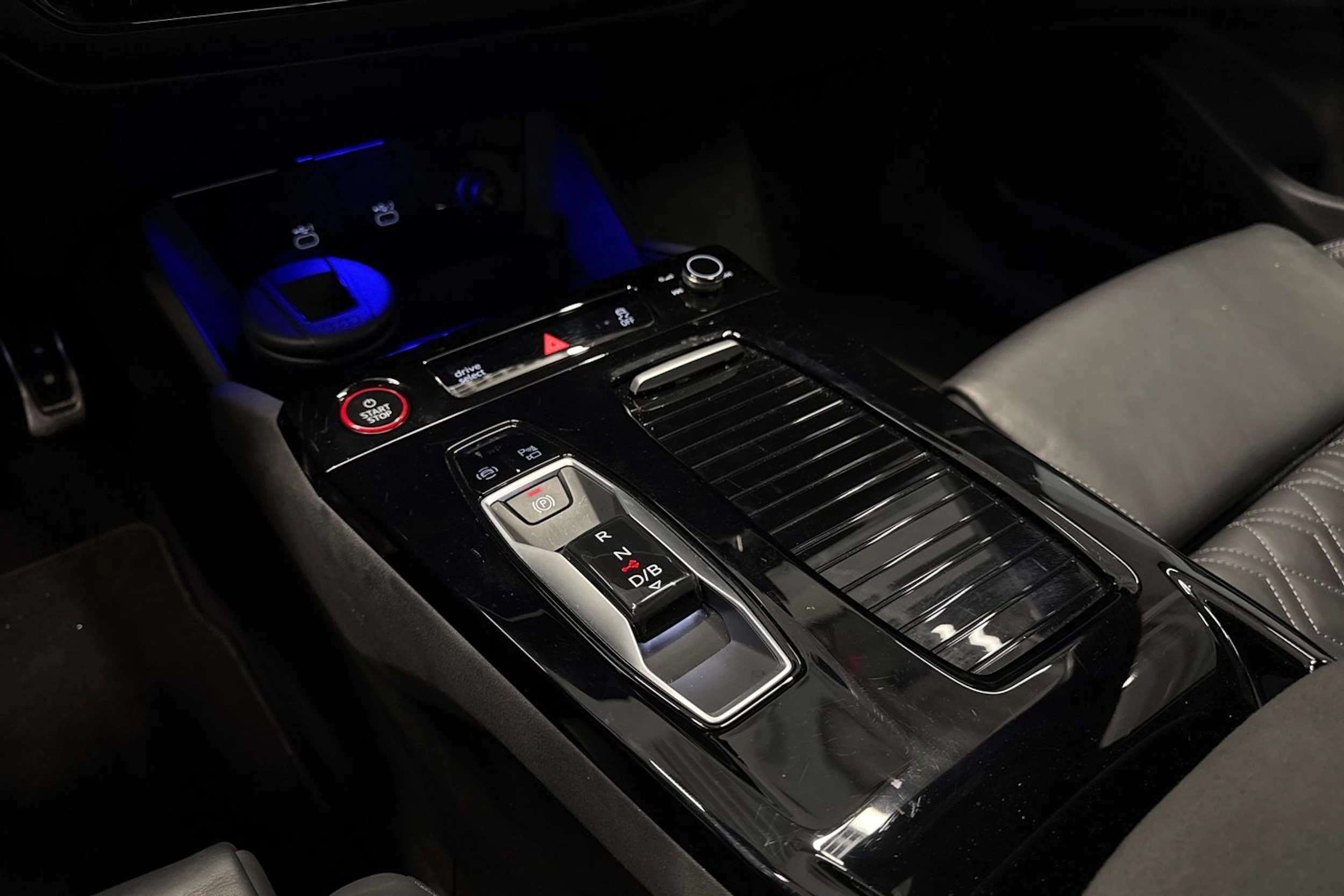 Musta Audi SQ6 e-tron 2025 kuva 52.