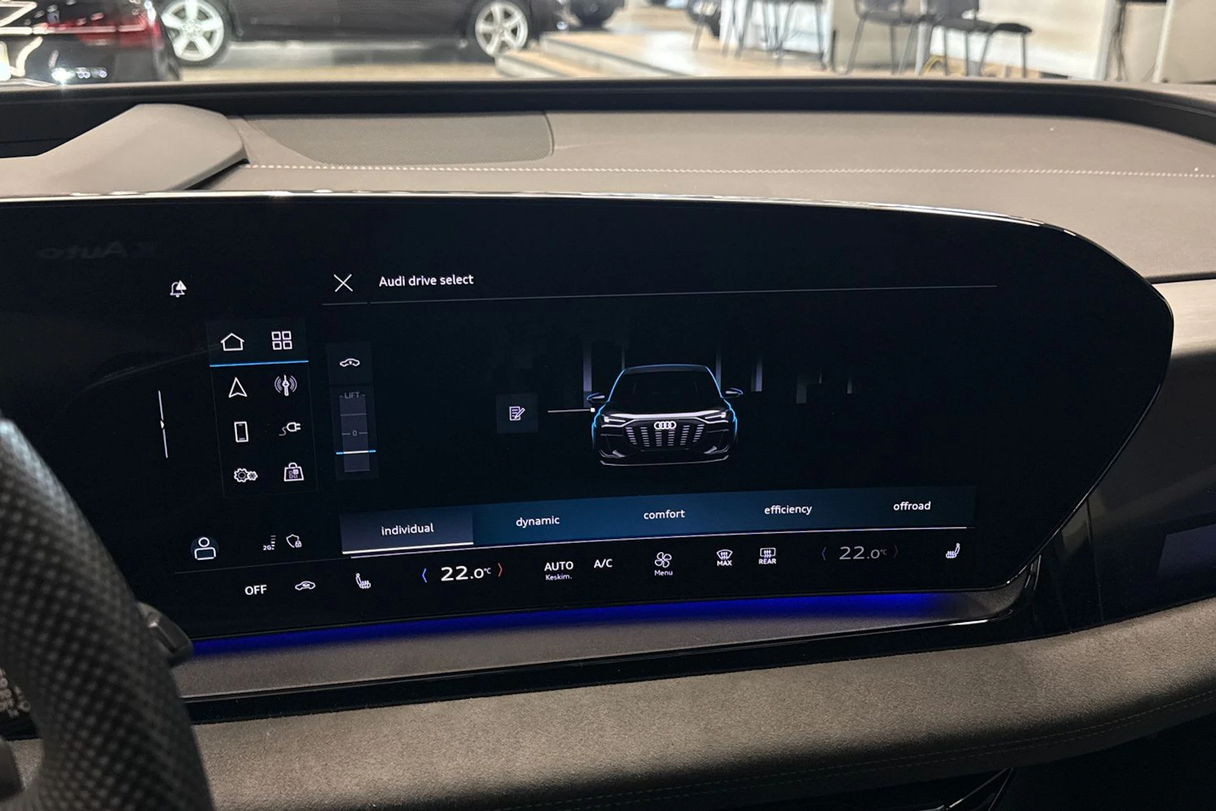 Musta Audi SQ6 e-tron 2025 kuva 58.