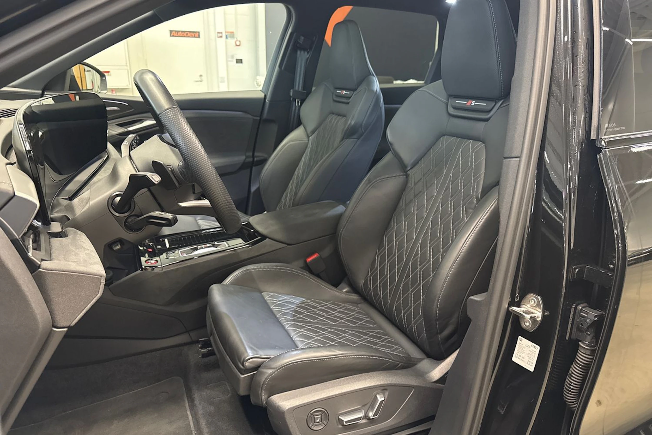 Musta Audi SQ6 e-tron 2025 kuva 61.