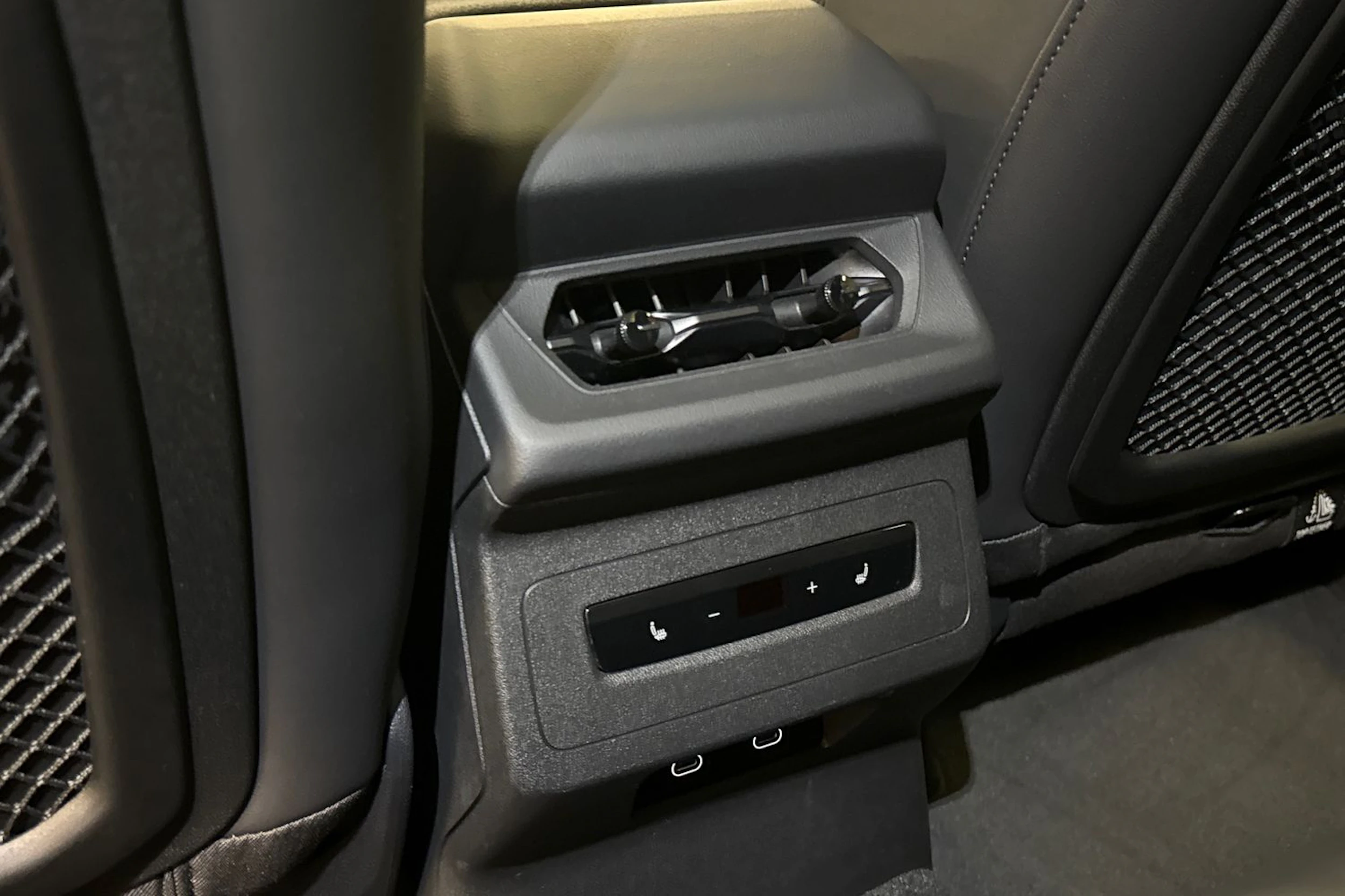 Musta Audi SQ6 e-tron 2025 kuva 63.