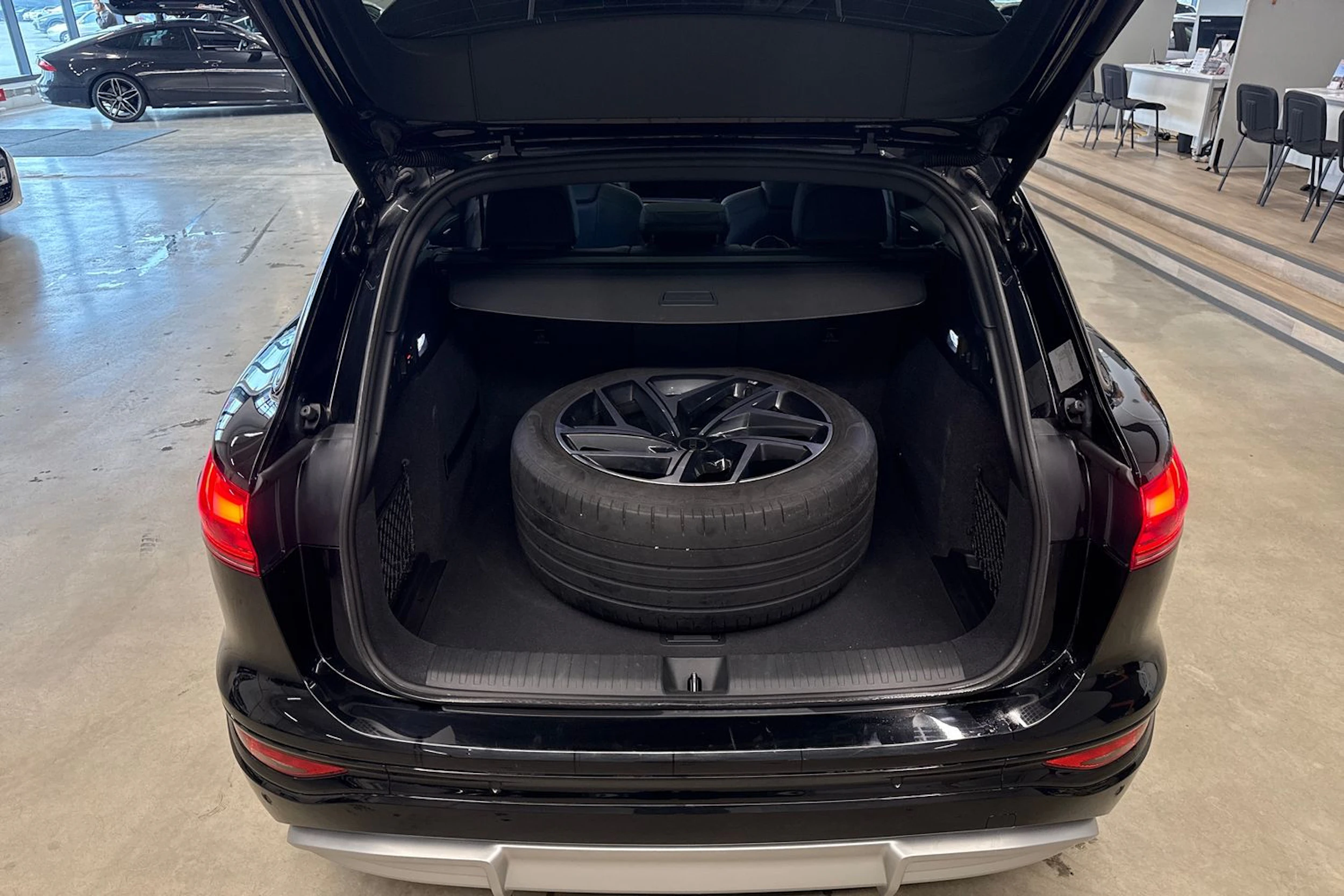 Musta Audi SQ6 e-tron 2025 kuva 64.