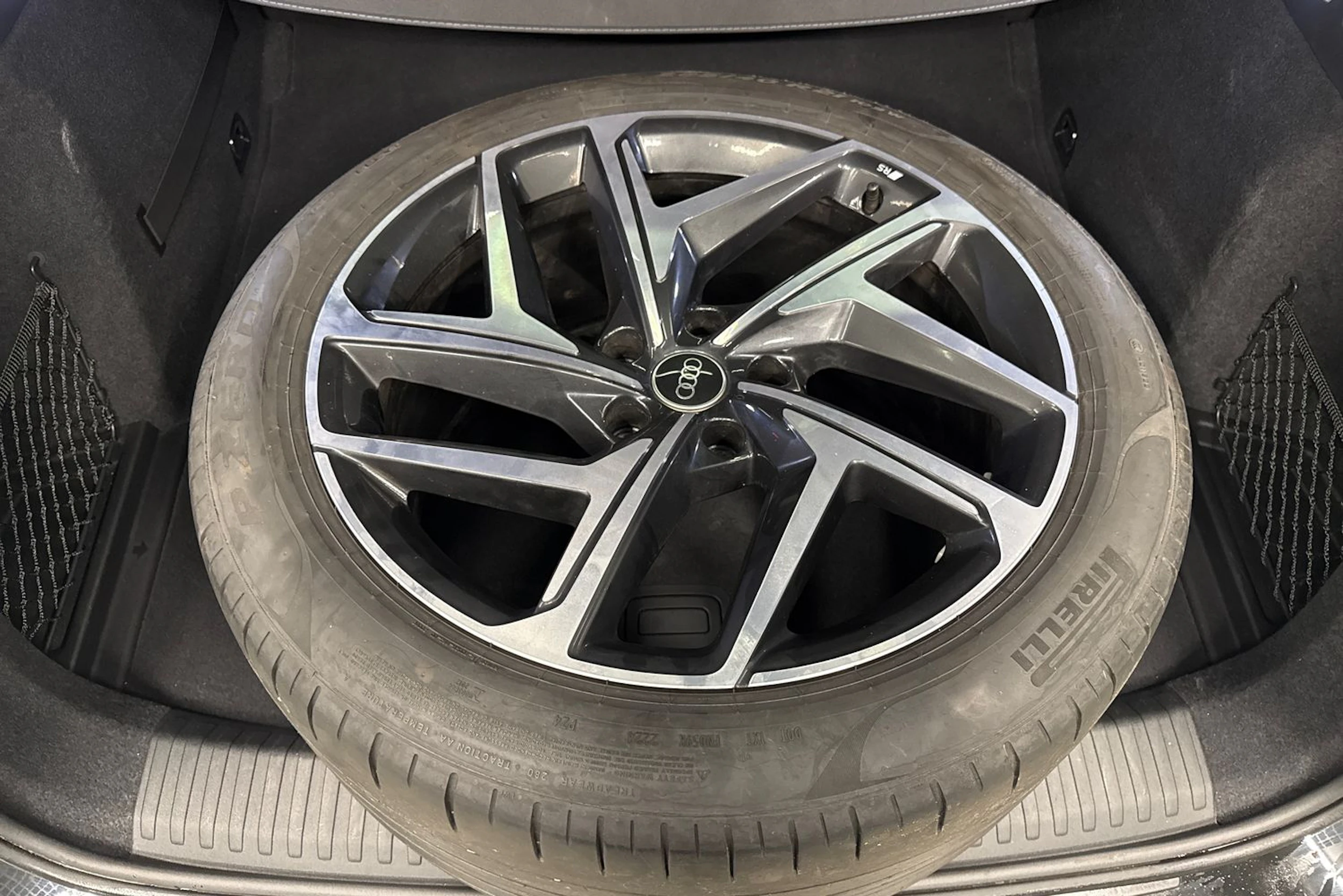 Musta Audi SQ6 e-tron 2025 kuva 67.