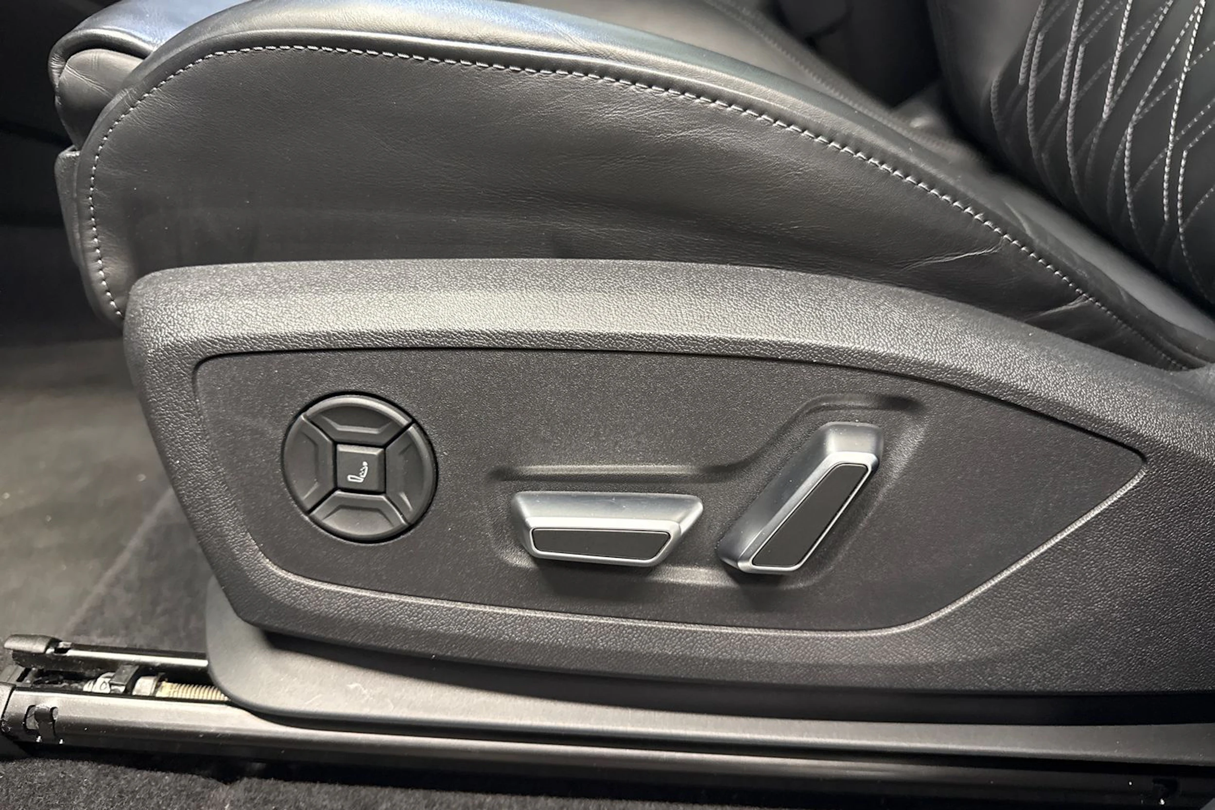 Musta Audi SQ6 e-tron 2025 kuva 68.