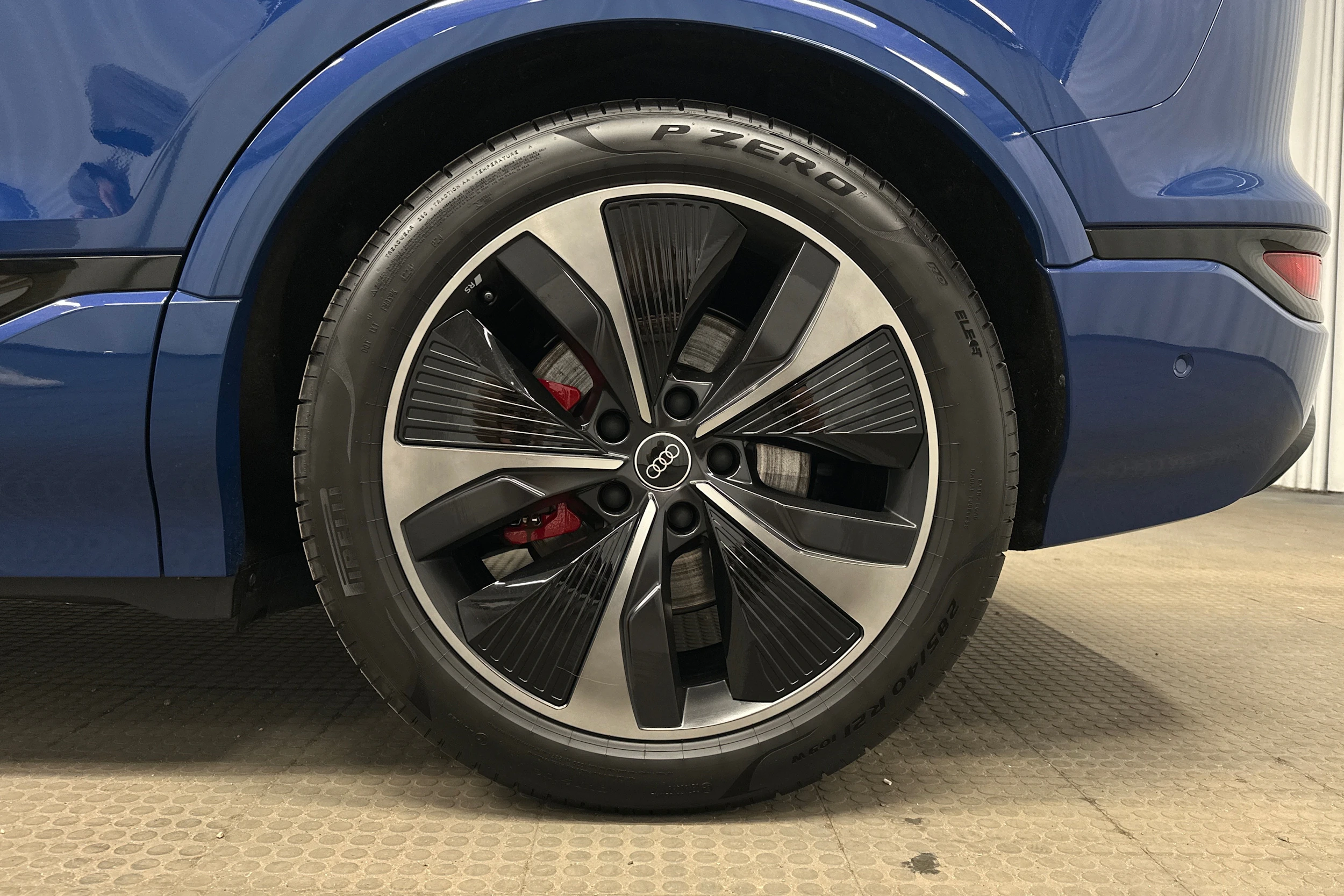 sininen Audi SQ6 e-tron 2025 kuva 10.
