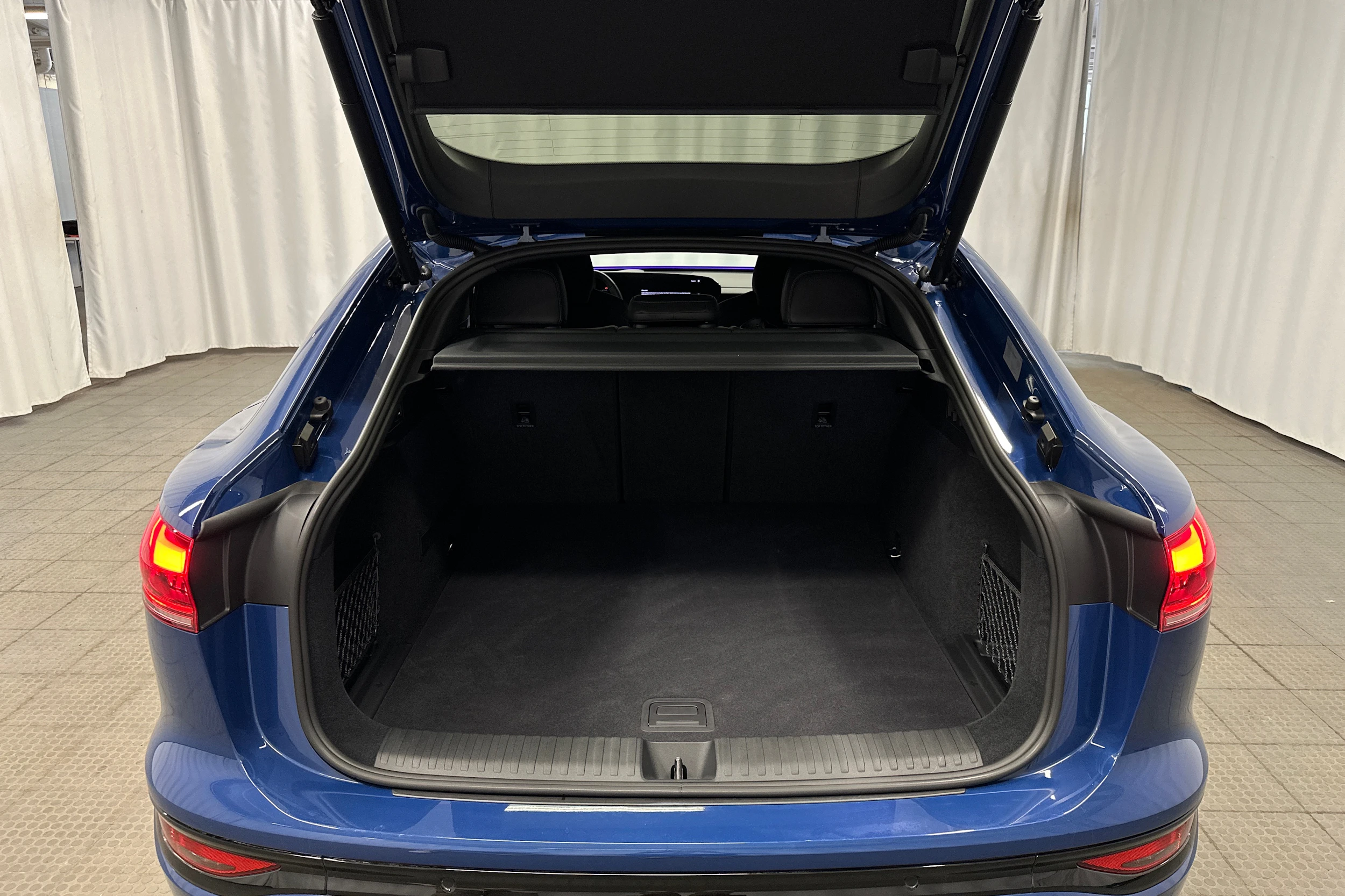 sininen Audi SQ6 e-tron 2025 kuva 29.