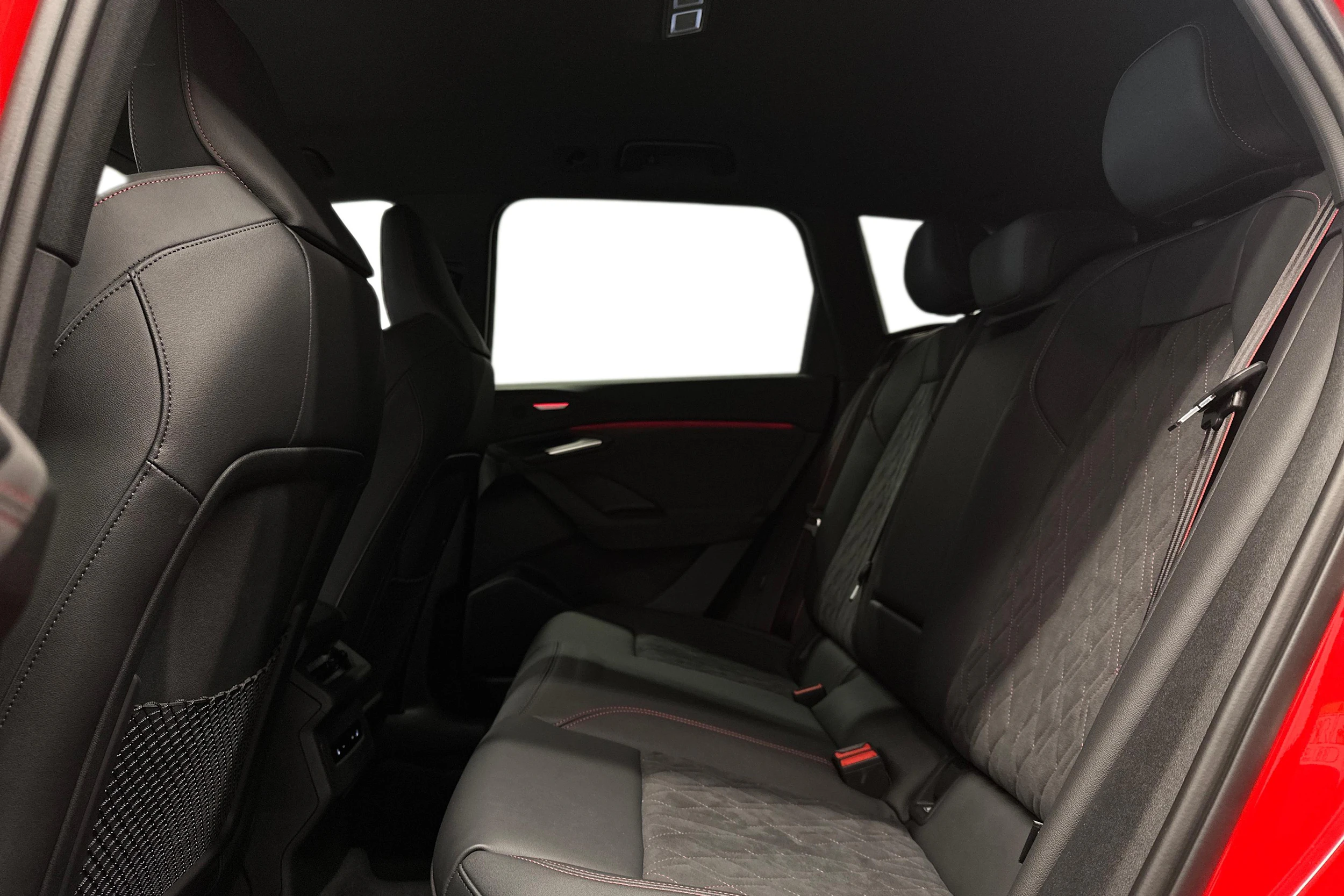 punainen Audi SQ6 e-tron 2025 kuva 8.